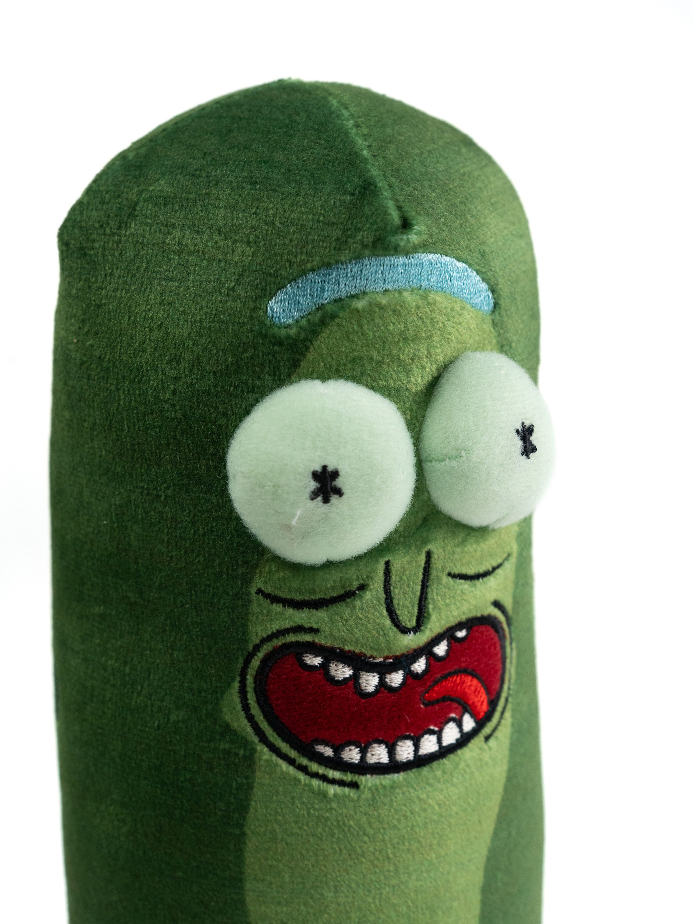 Nahaufnahme von Pickle Rick Plüschtier auf weißem Hintergrund, mit detailliertem Gesicht.
