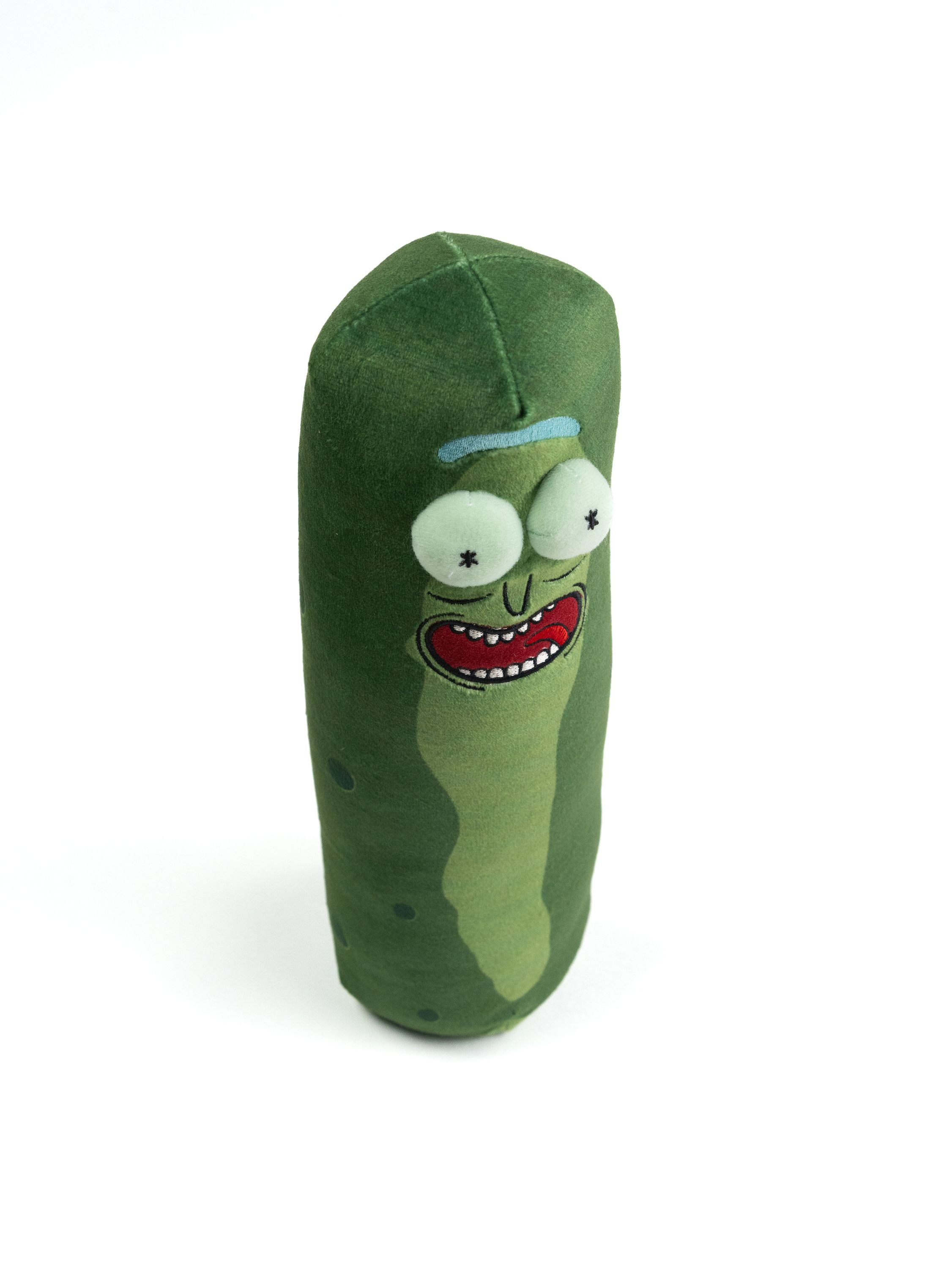 Pickle Rick Plüschtier auf weißem Hintergrund. Grün, mit Gesicht und Armen, lächelnd.