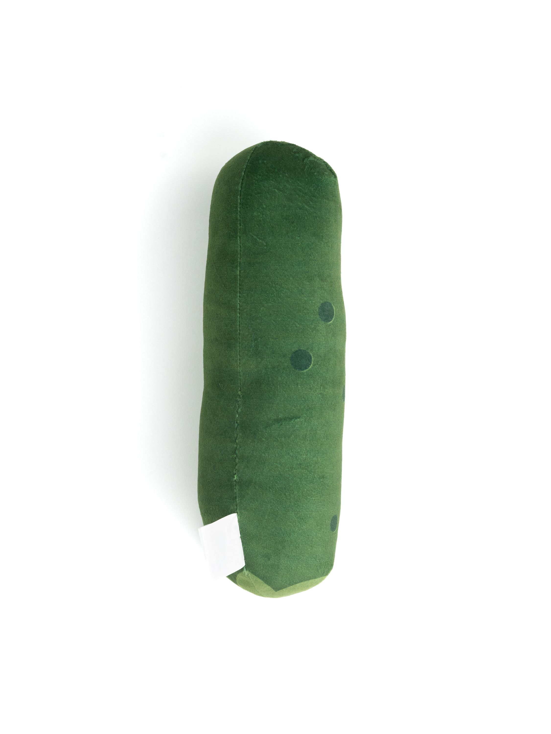 Grünes Pickle Rick Plüschtier auf weißem Hintergrund. Draufsicht, mit schwarzen Punkten.