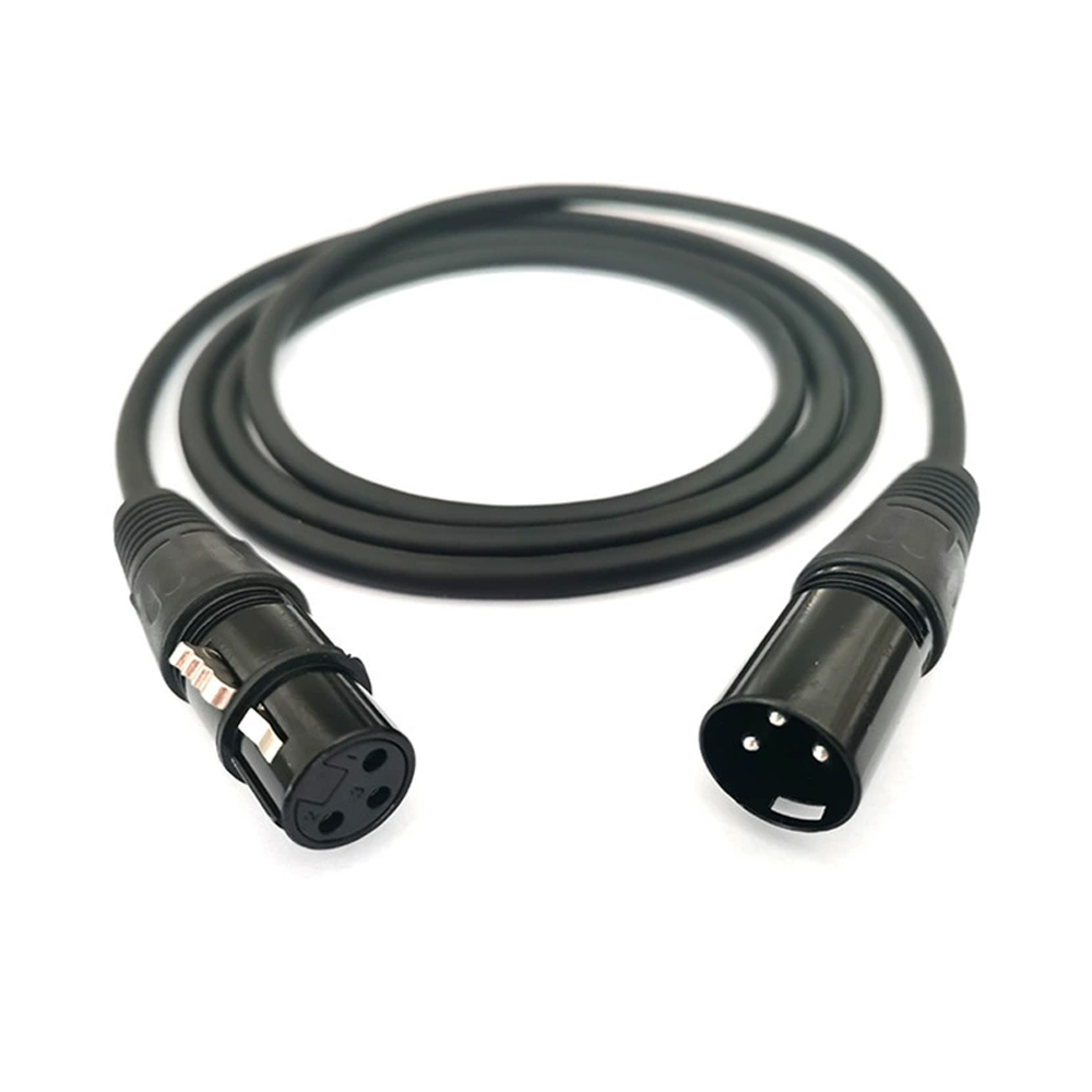 Schwarzes Audiokabel mit schwarzen Steckern. XLR-Anschlüsse.