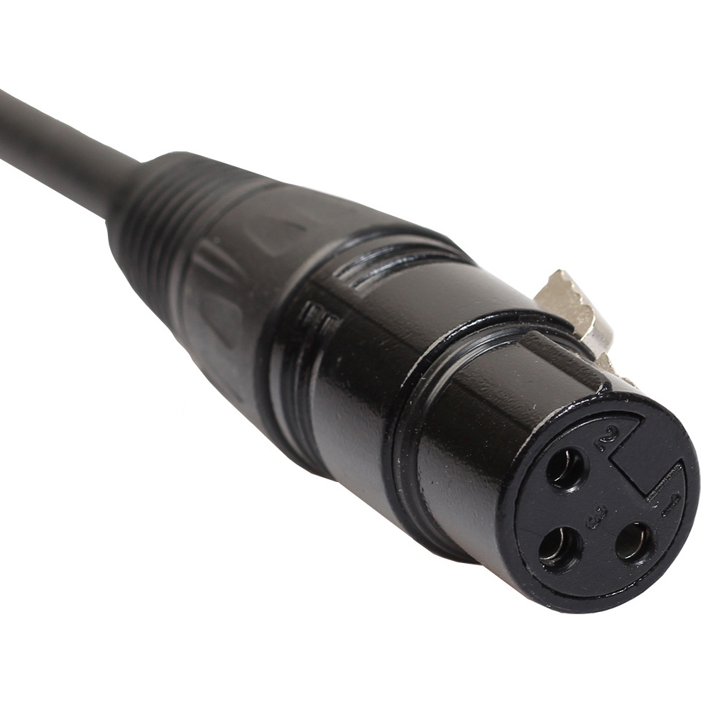 Schwarzer XLR-Stecker mit drei Pins, Nahaufnahme, isoliert auf weißem Hintergrund.