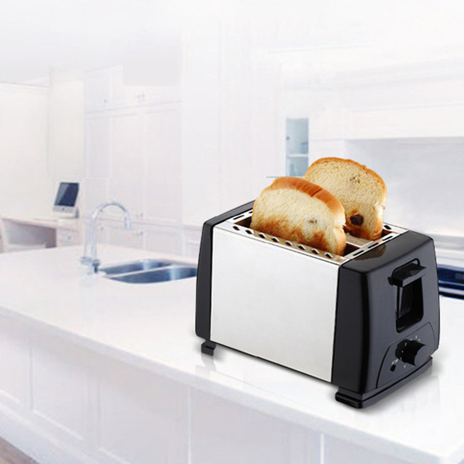 Ein Chrom- und Schwarz-Toaster mit zwei Brotscheiben auf einer weißen Arbeitsplatte.