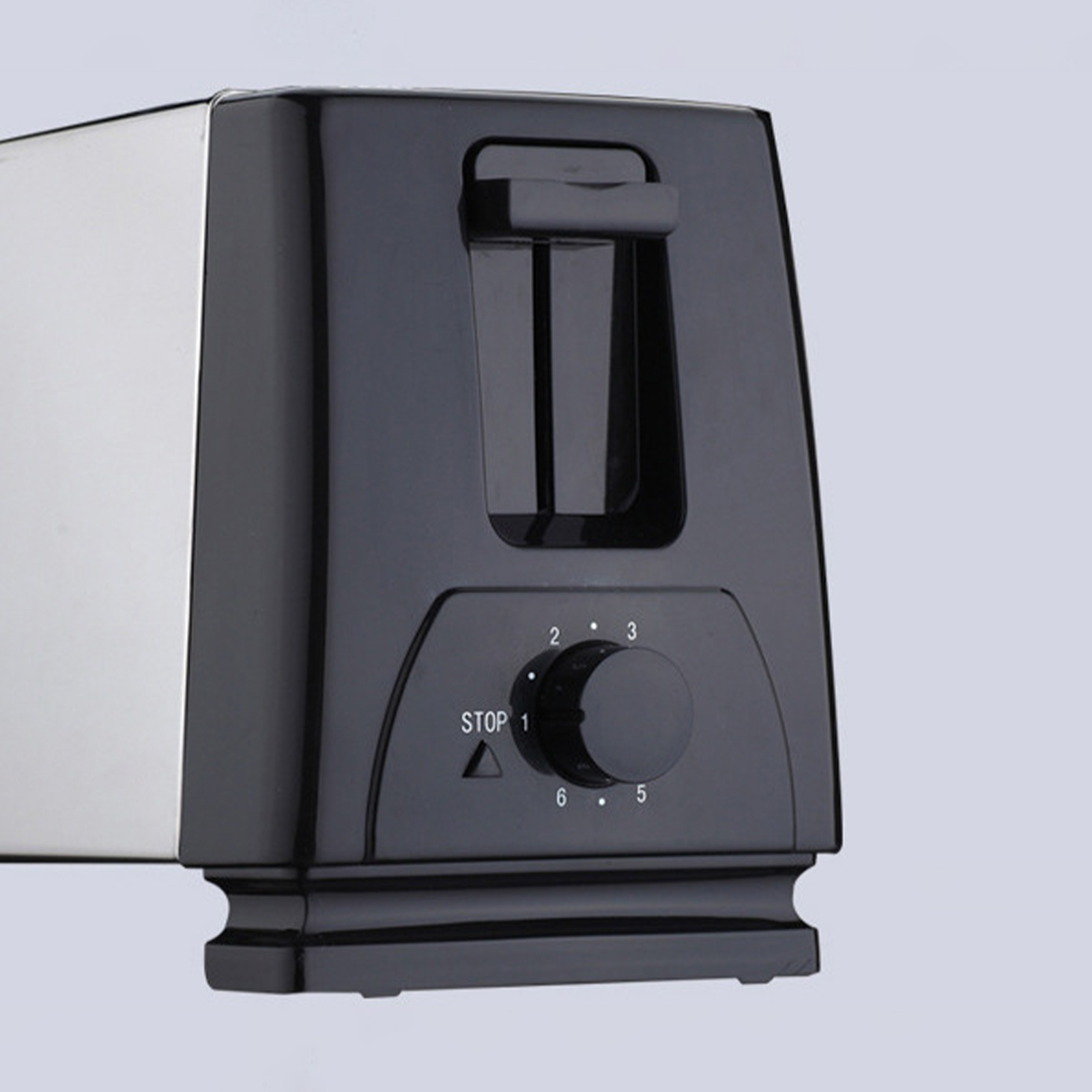 Nahaufnahme eines schwarz-silbernen Toasters mit sichtbarem Bedienfeld.
