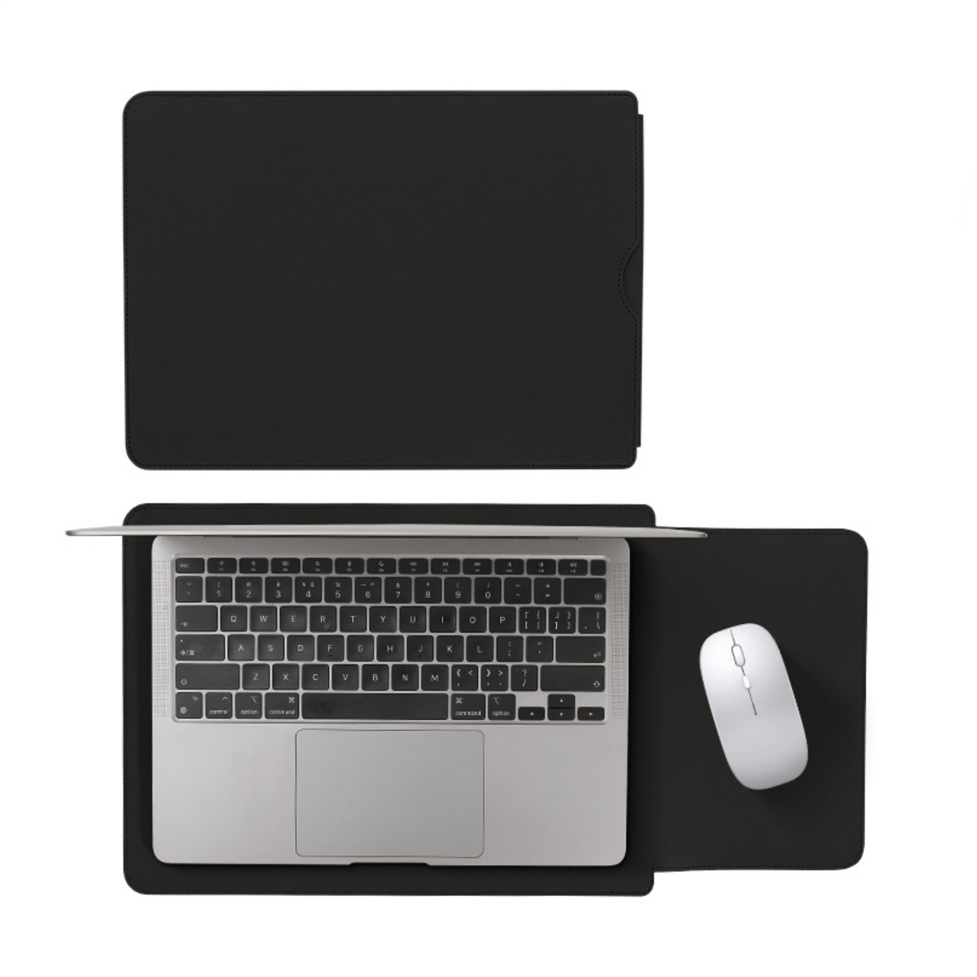 Laptop auf einem Schreibtisch mit Maus und Hülle, alles in Schwarz.