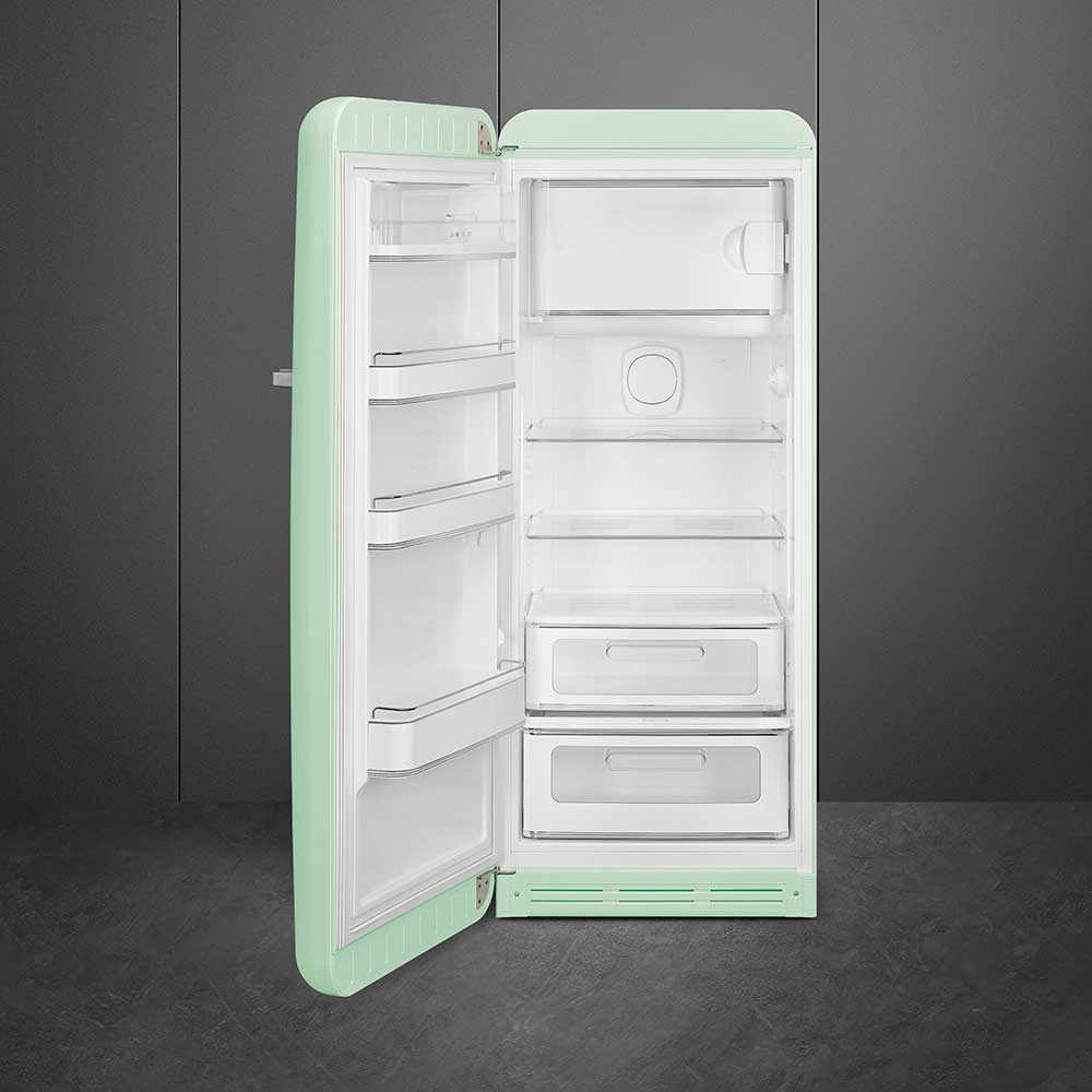 Ein mintgrüner Smeg-Kühlschrank, die Tür ist geöffnet und zeigt Innenregale und Schubladen.