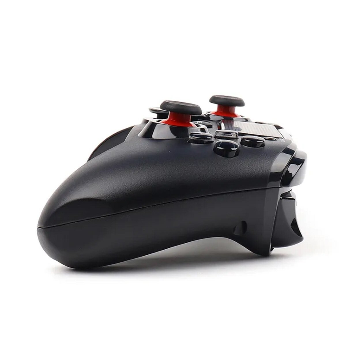 Seitenansicht eines schwarzen Gamecontrollers, nach oben geneigt, mit Knöpfen und elegantem Design.