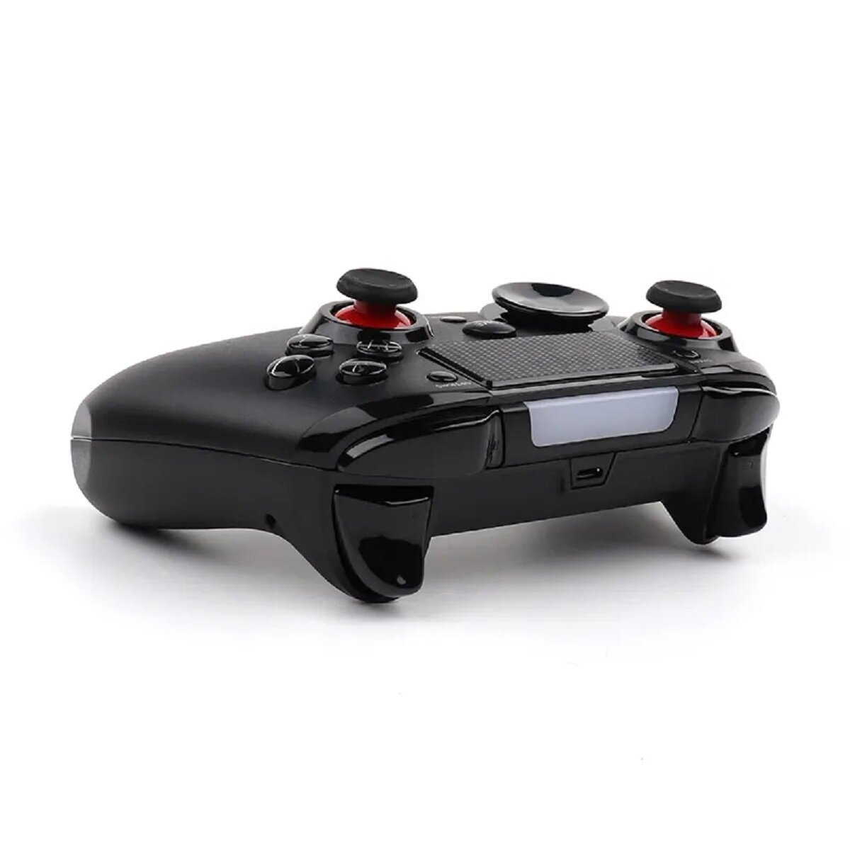 Rückansicht eines schwarzen Gamecontrollers, mit Knöpfen und Anschlüssen, nach oben geneigt.