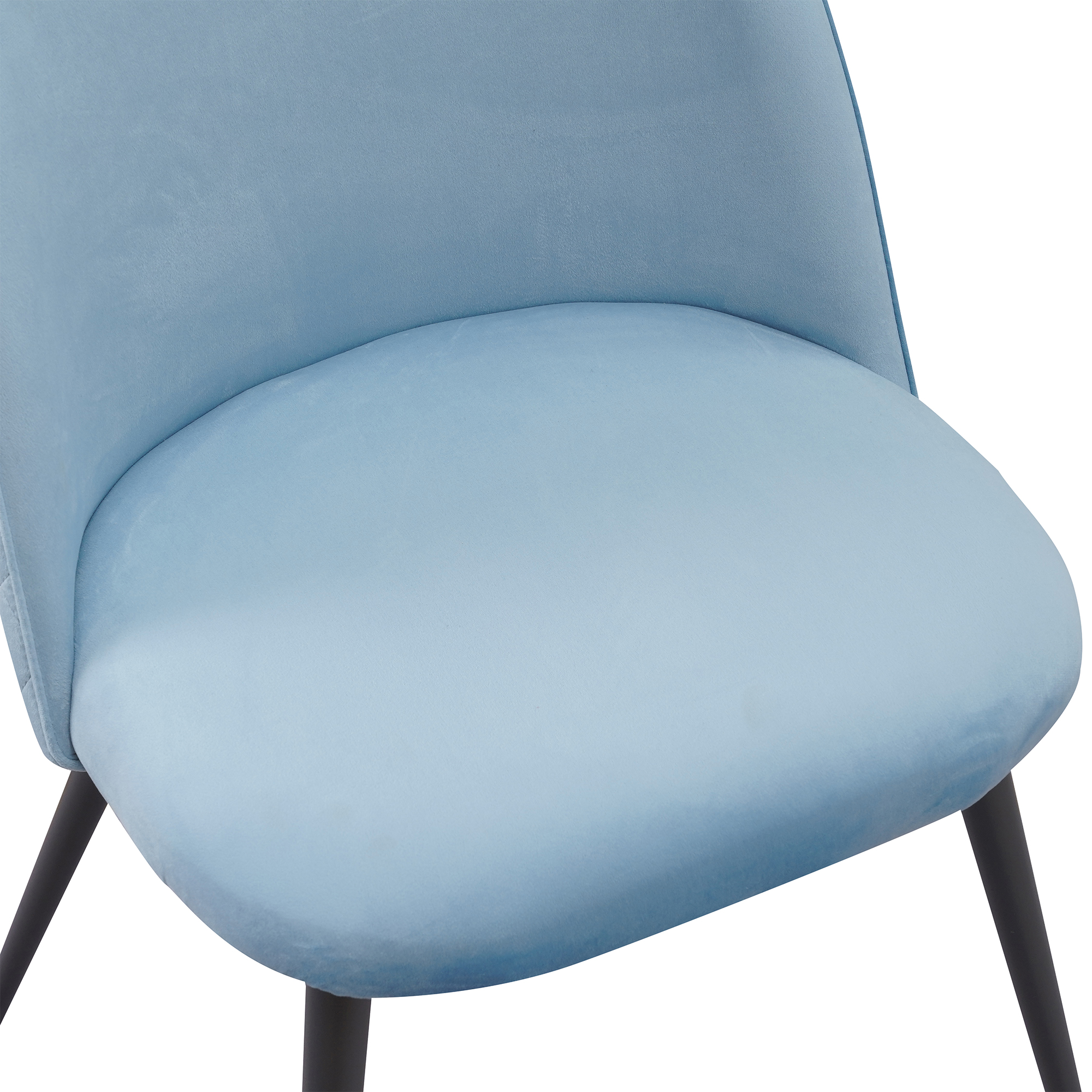 Nahaufnahme eines blauen Stuhlsitzes mit schwarzen Beinen. Der Stuhl steht vor weißem Hintergrund.