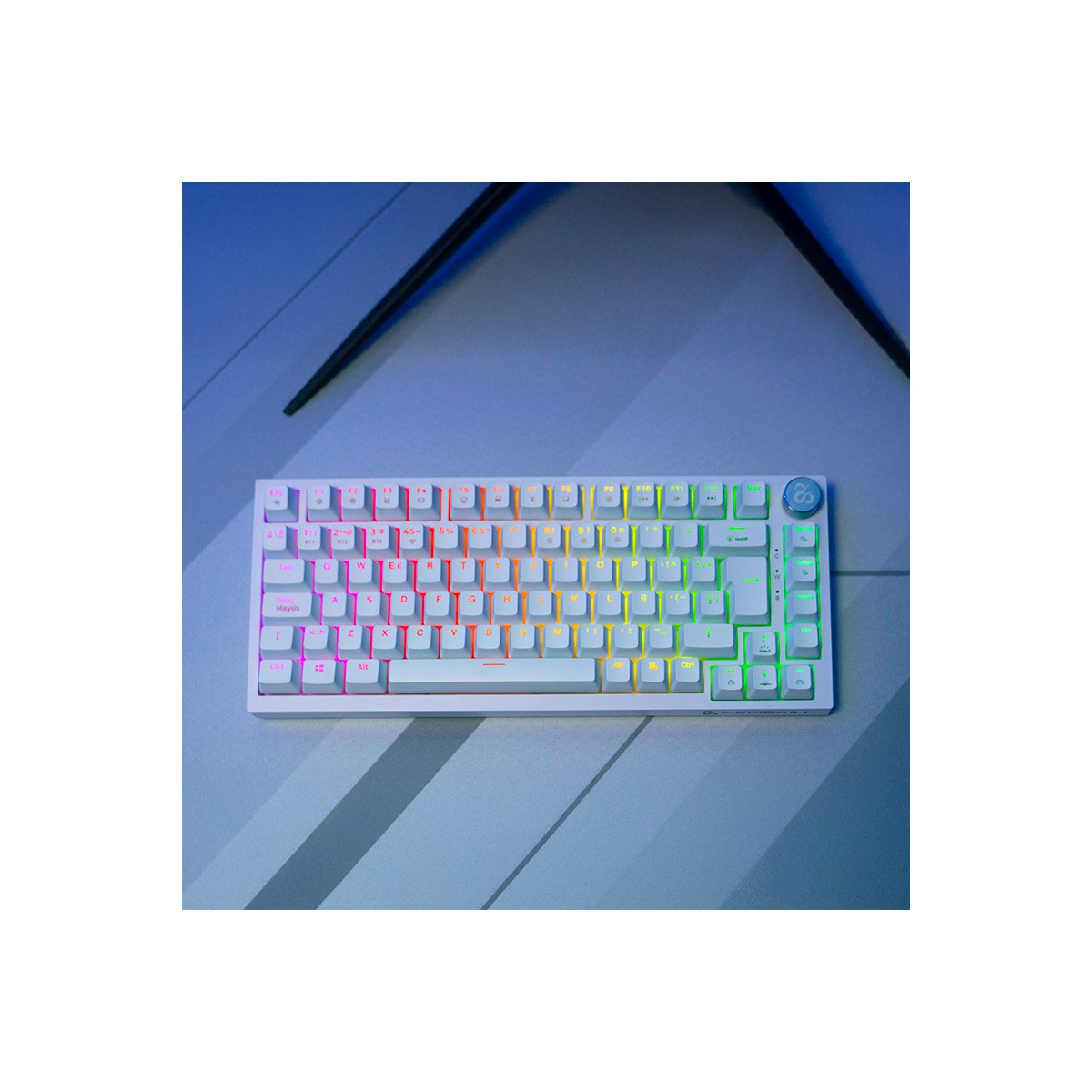Teclado blanco con teclas coloridas, sobre una superficie gris.