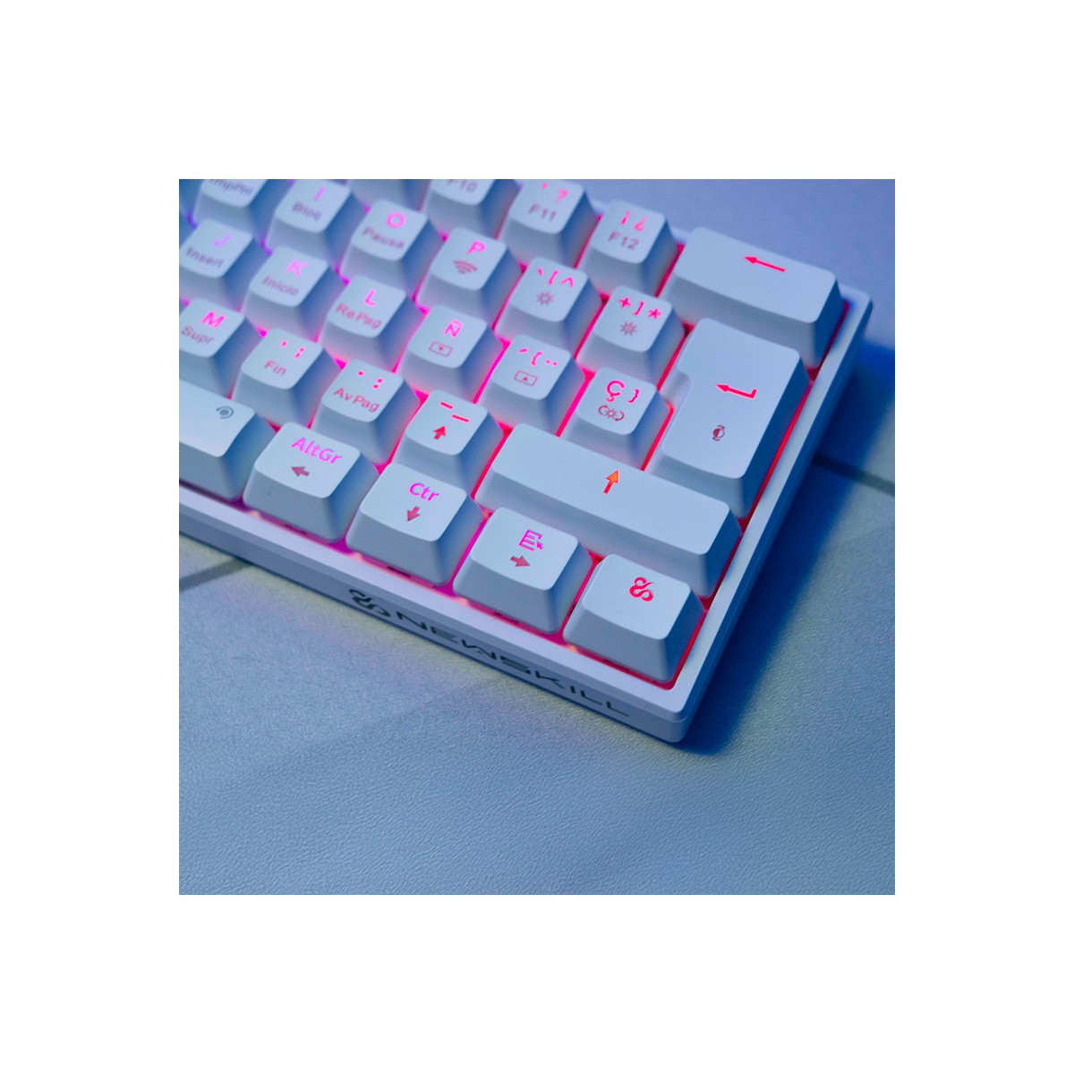 Primer plano de un teclado blanco con teclas iluminadas. Logotipo de Newskill en la parte inferior. Teclas iluminadas en rojo y rosa.