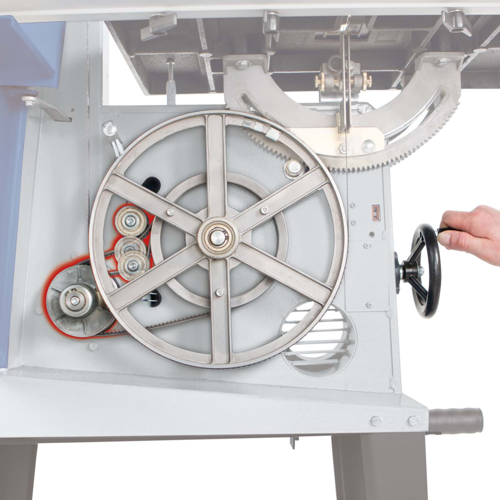Een close-up van de interne werking van een zaagmachine. Tandwielen en wielen zijn zichtbaar.