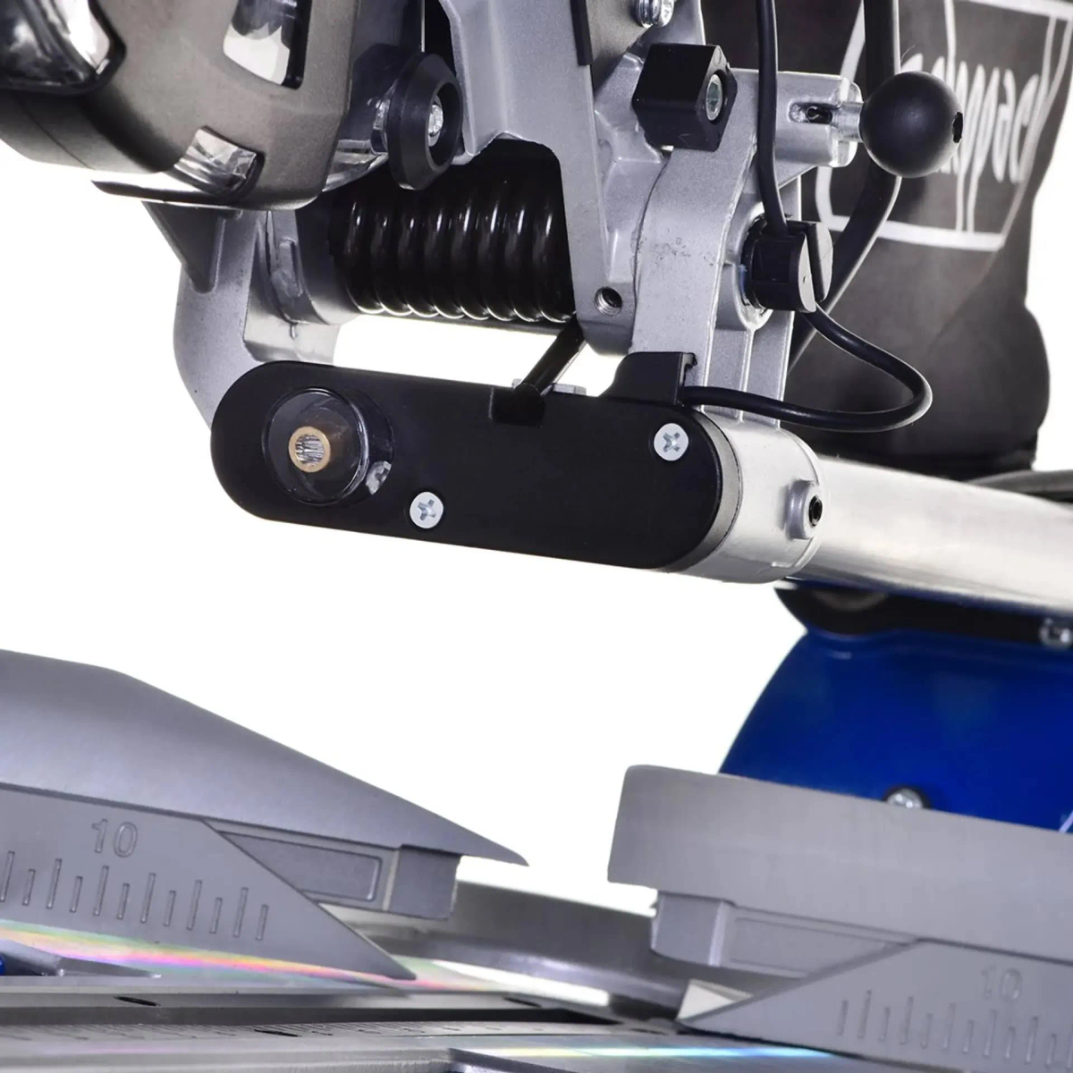 Close-up van een grijze en blauwe verstekzaag met een zwart onderdeel en glanzende metalen onderdelen.