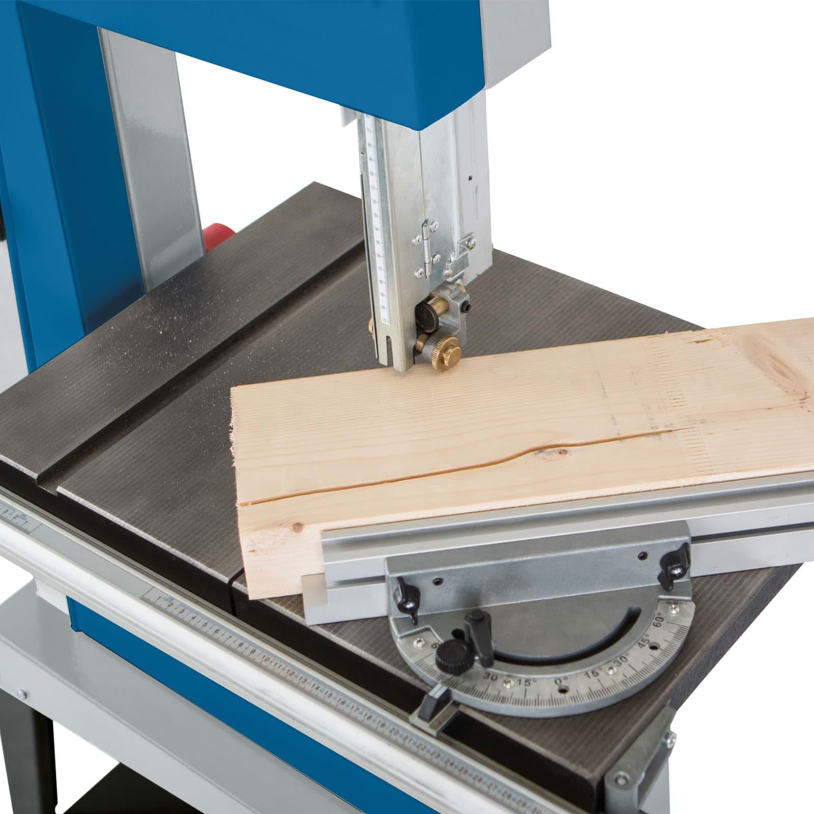 Lintzaag, blauw en grijs, snijdt een houten plank. Een hand houdt de plank tegen het zaagblad.