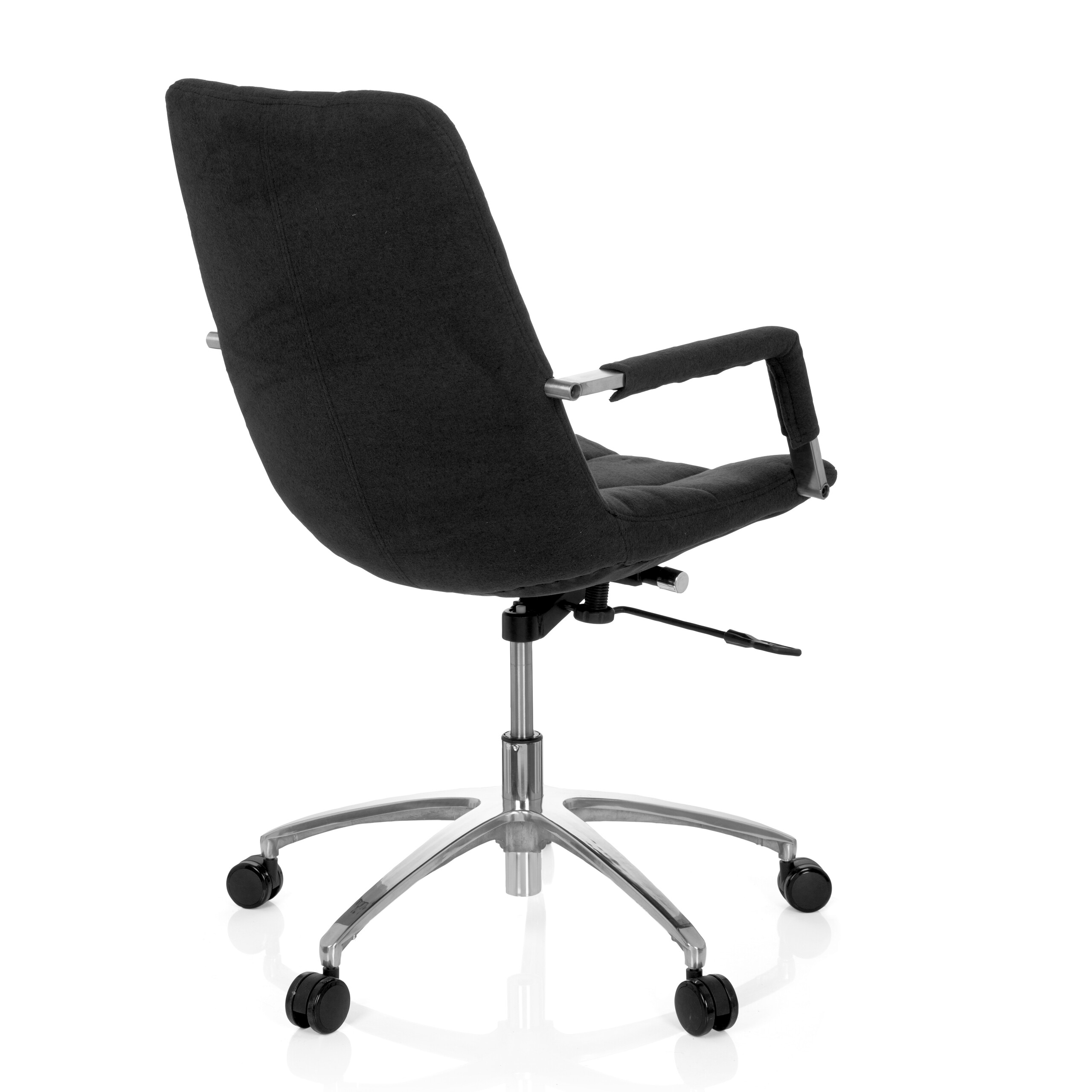 Büroszene mit Stuhl, Schreibtisch, Kunst und Dekoration.