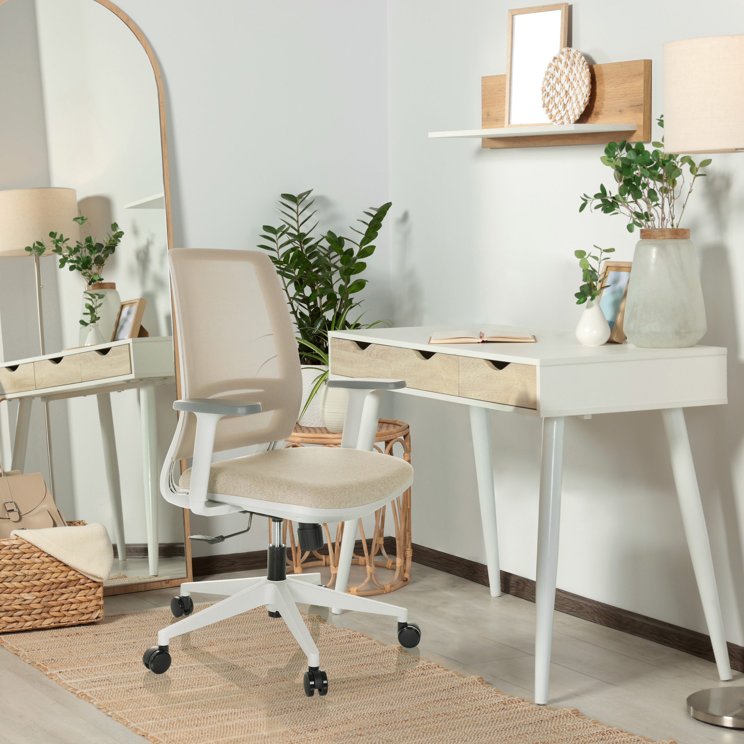 Ein modernes Bürointerieur mit Schreibtisch, Stuhl, Spiegel, Pflanzen und dekorativen Gegenständen. Beiger Stuhl.