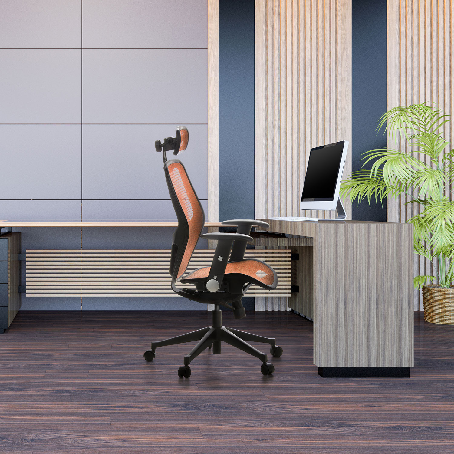 Büro-Umgebung, orange-schwarzer Stuhl, Schreibtisch und Monitor.