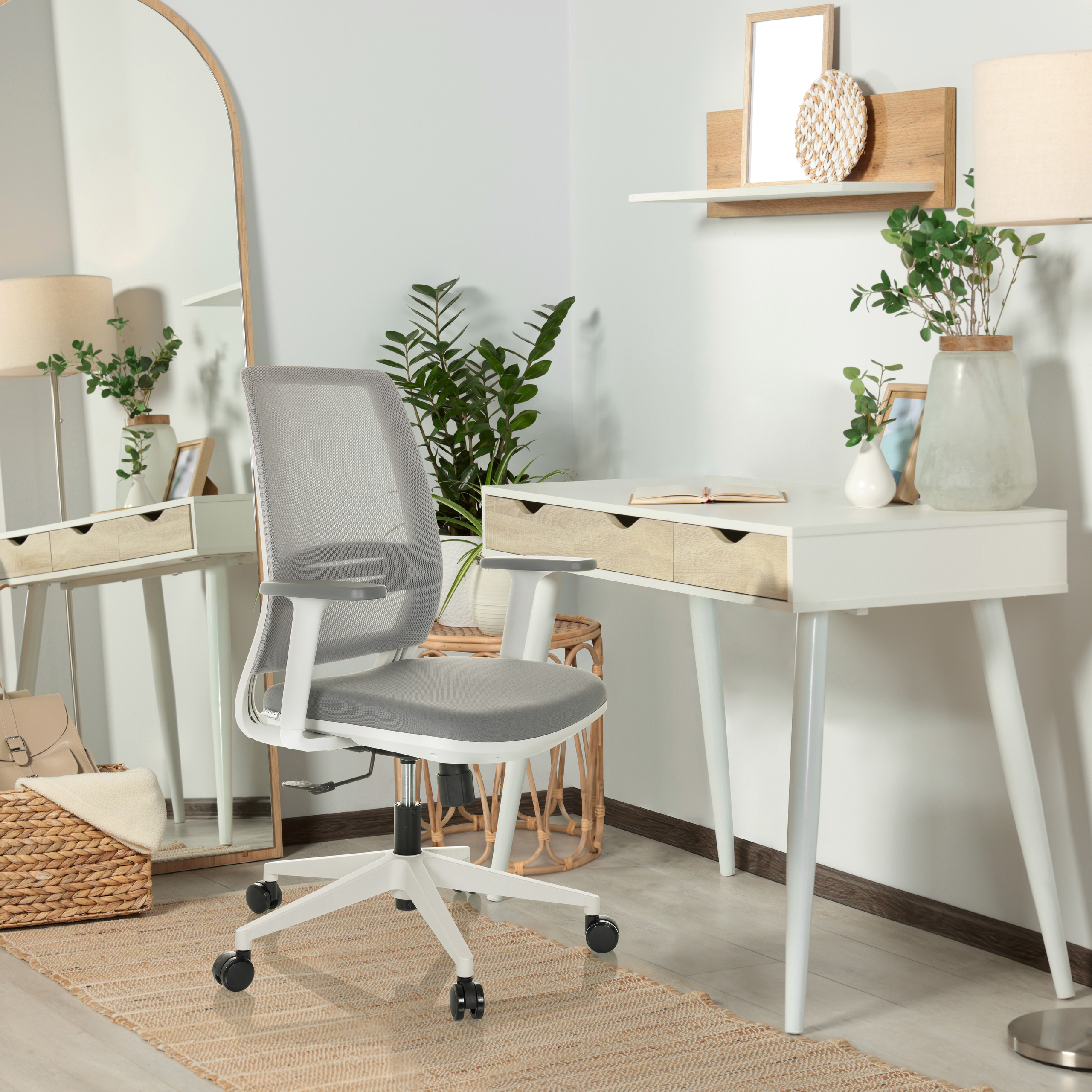 Büro mit weißem Stuhl, Schreibtisch, Spiegel und Dekoration. Stuhl ist grau und weiß.