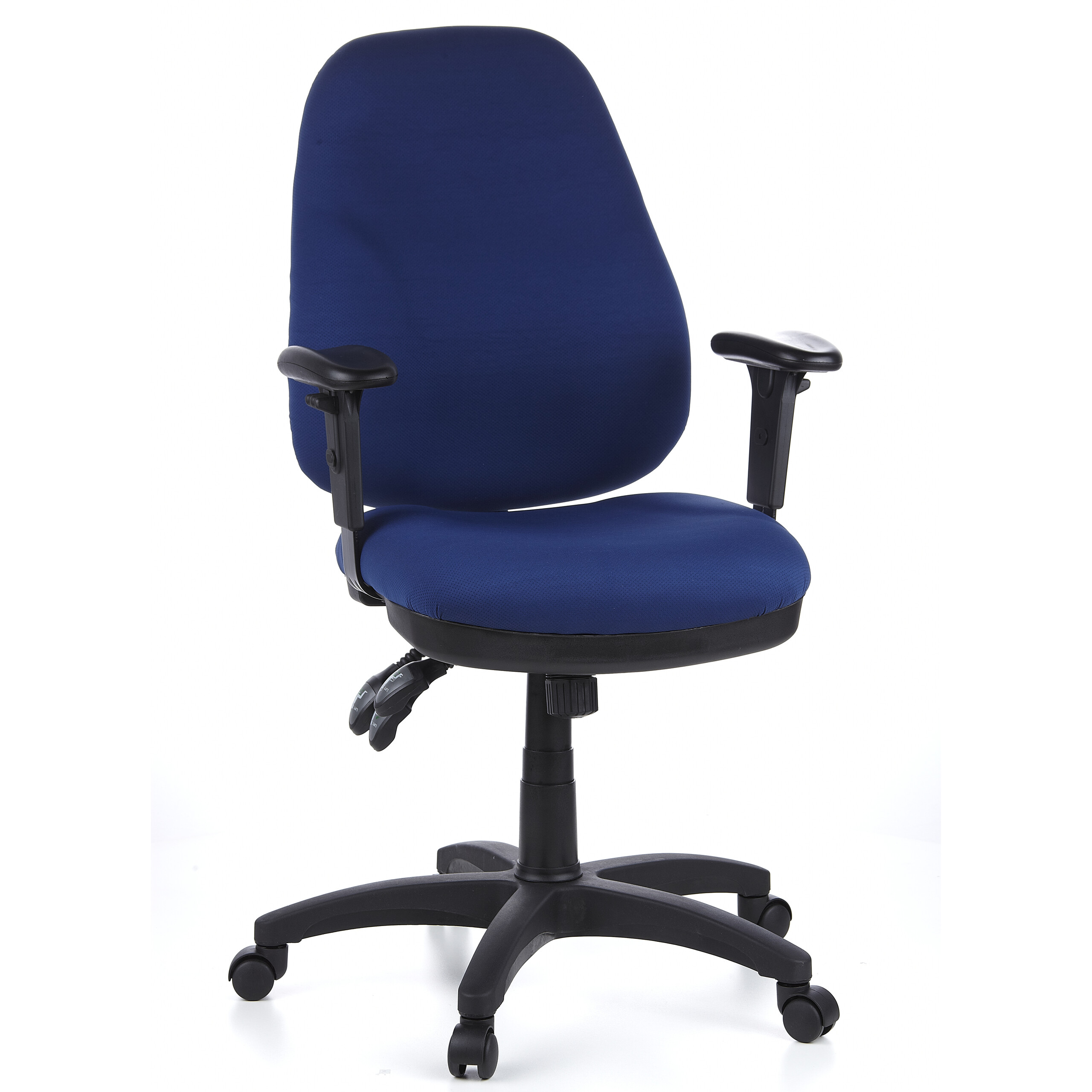 Blauer Bürostuhl mit schwarzer Basis und Armlehnen, isoliert auf weißem Hintergrund.