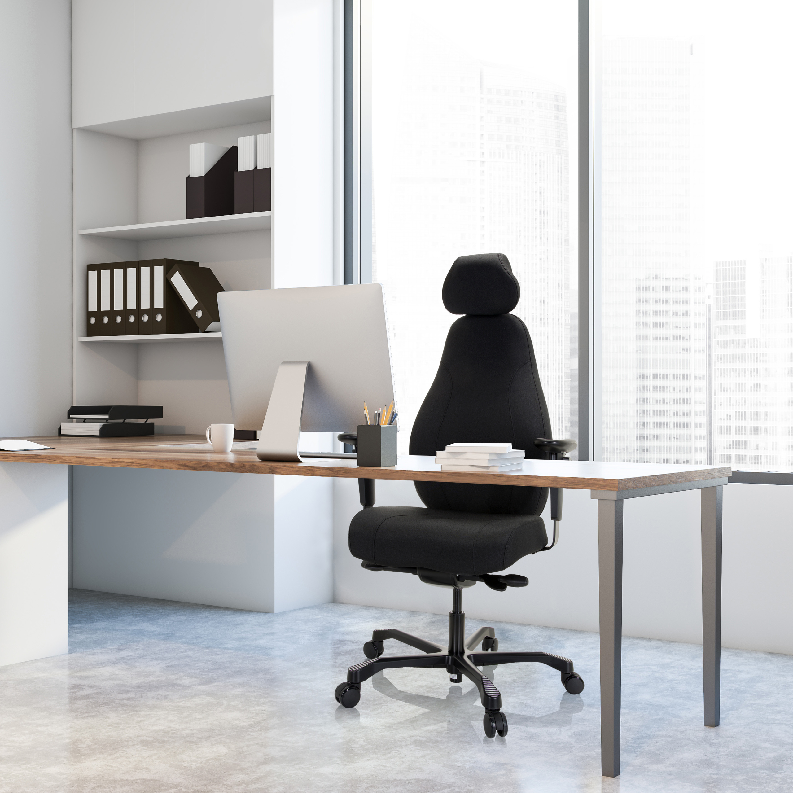 Ein modernes Büro mit Schreibtisch, Computer, Stuhl und Regalen mit Stadtblick.