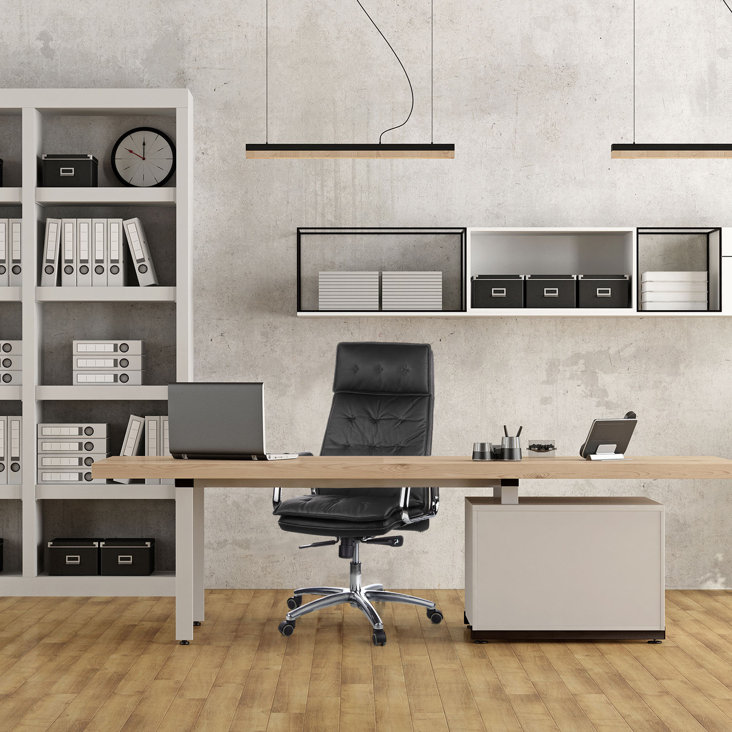 Büroinnenraum mit schwarzem Ledersessel, Schreibtisch und Regalen.