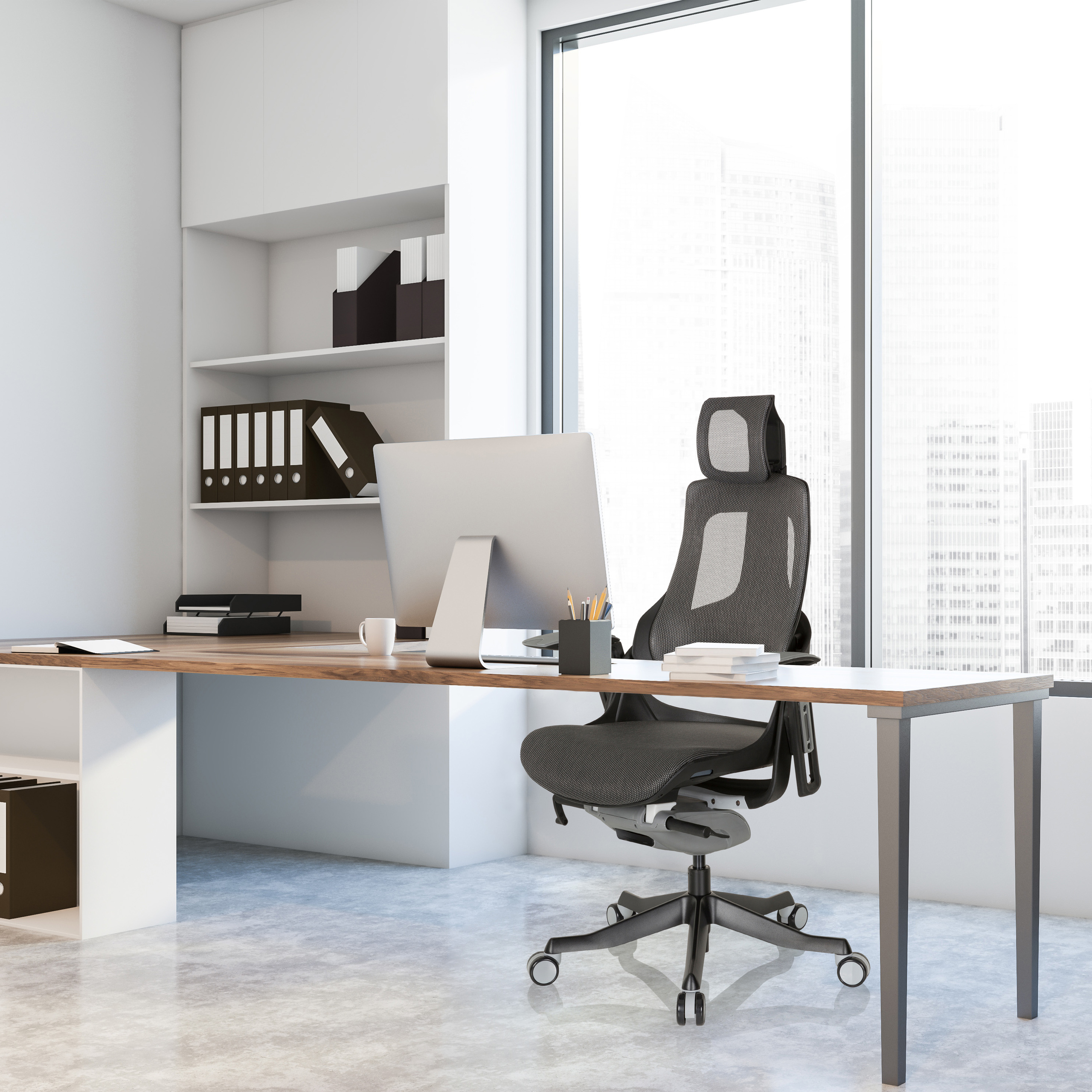 Büro-Innenraum. Schwarzer Bürostuhl an einem Holzschreibtisch mit Computer, Büchern und Fensterblick.