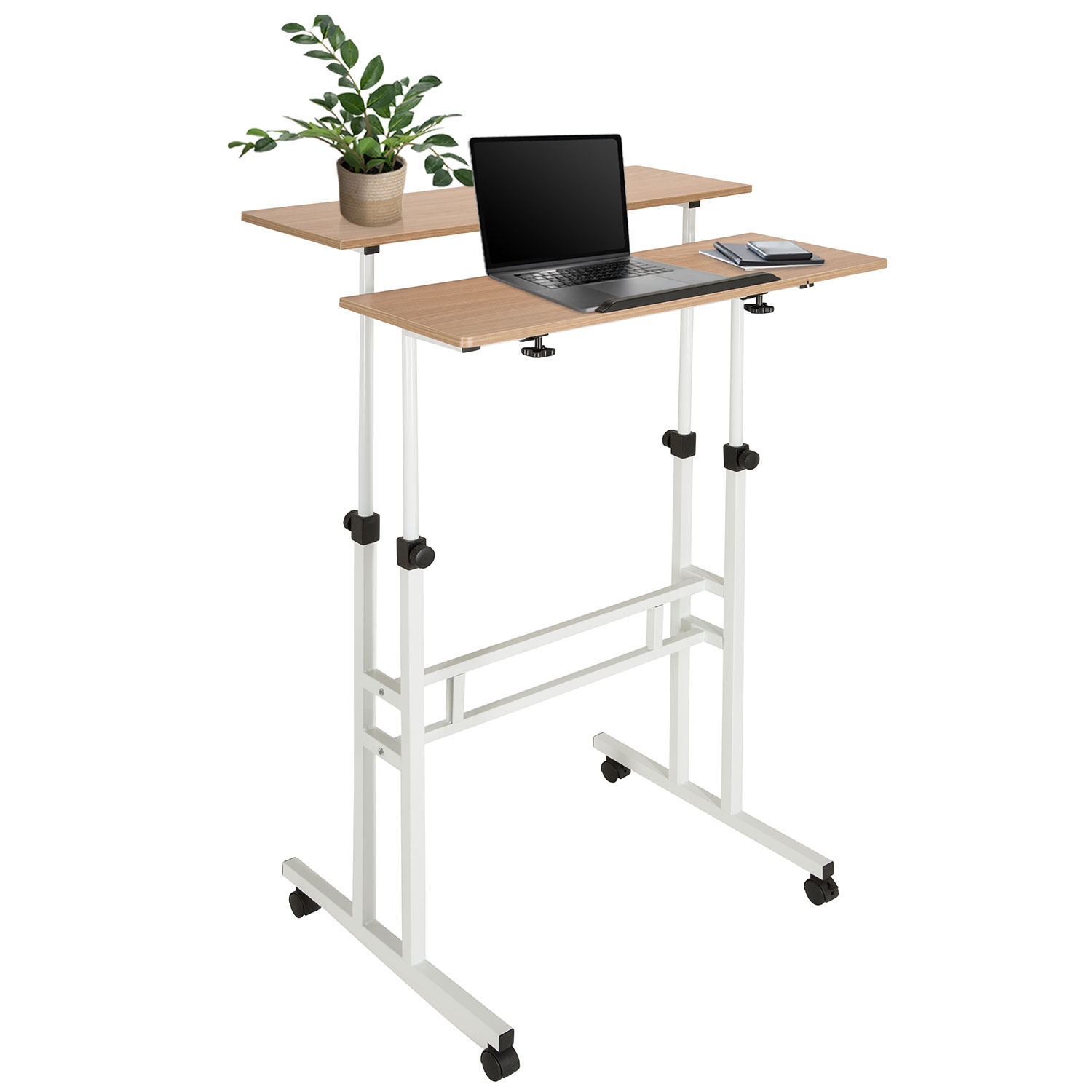 Ein höhenverstellbarer Schreibtisch mit Laptop und Pflanze.