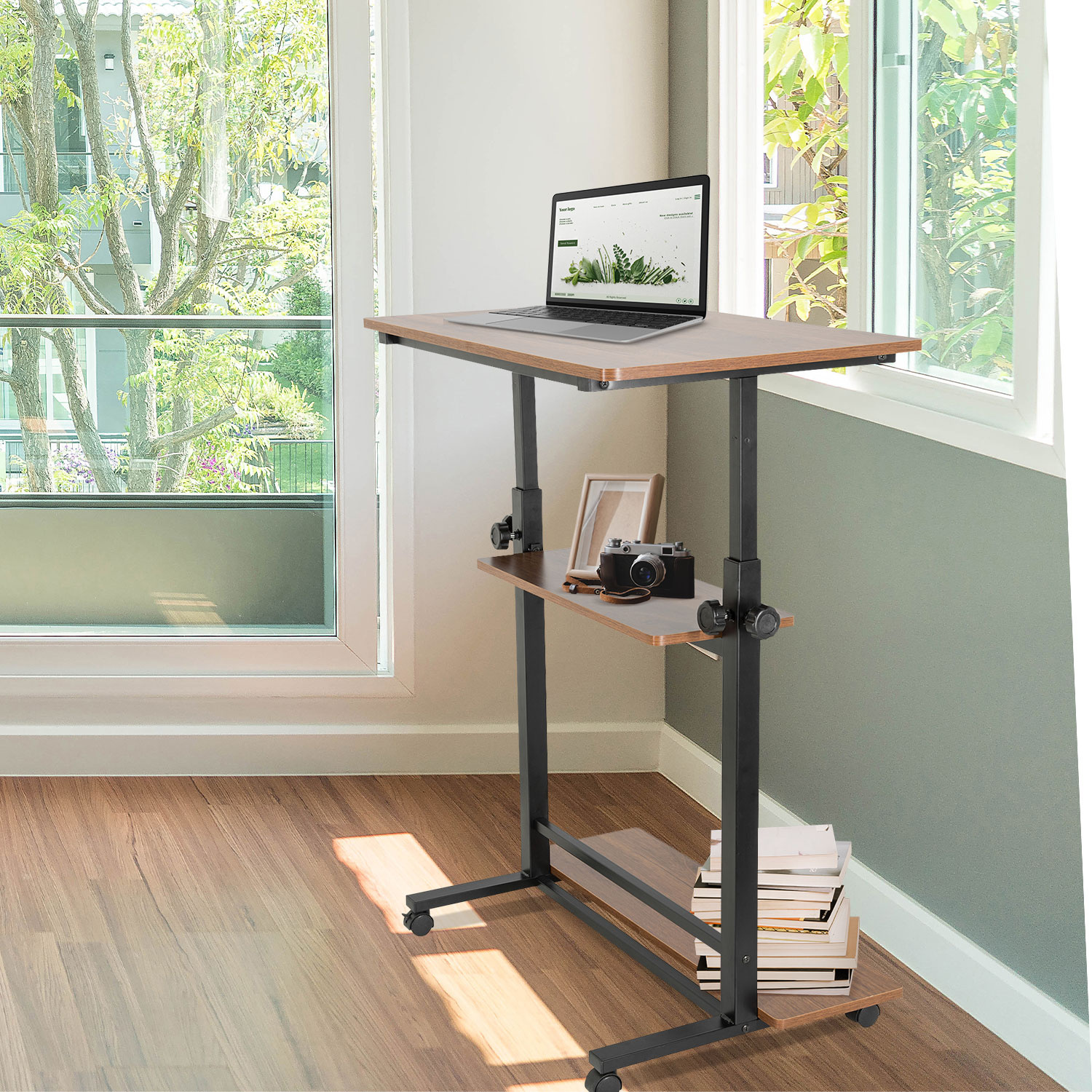 Ein brauner und schwarzer verstellbarer Tisch mit Laptop, Büchern, Fensterblick.