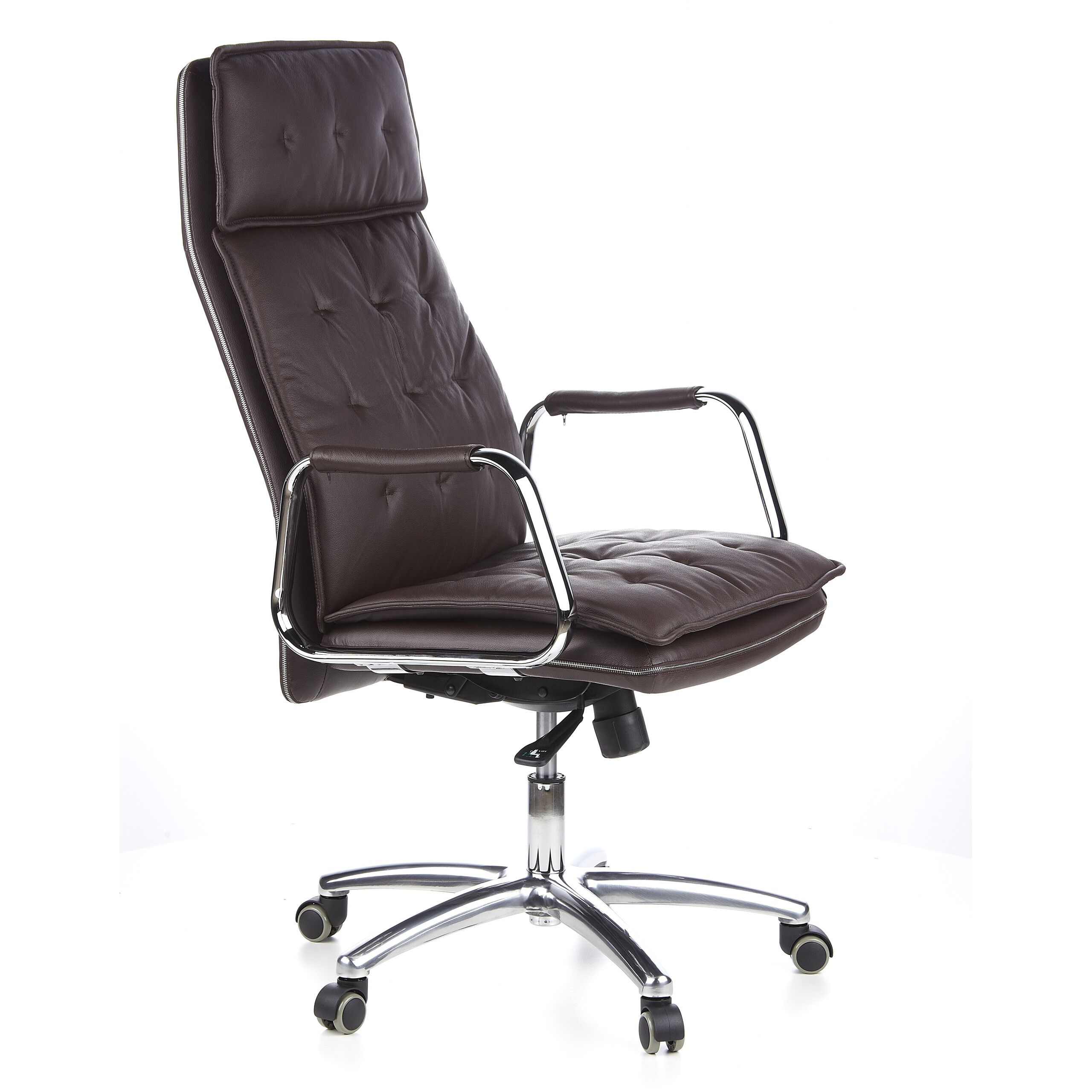 Brauner Leder-Bürostuhl mit Chromgestell, Armlehnen und getuftetem Design.