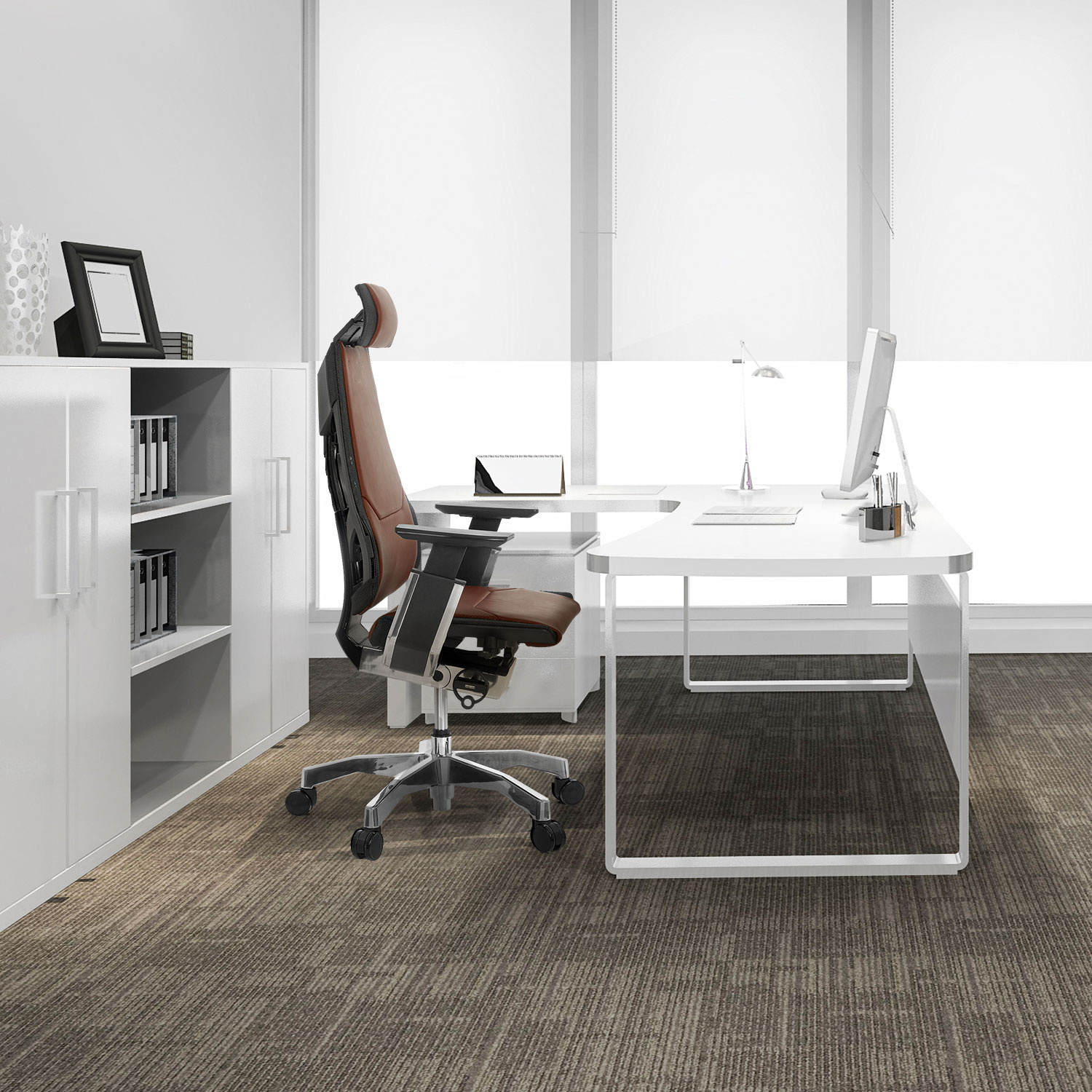 Büro-Setup mit einem braunen und schwarzen modernen Stuhl in der Nähe eines weißen Schreibtischs und Fensters.