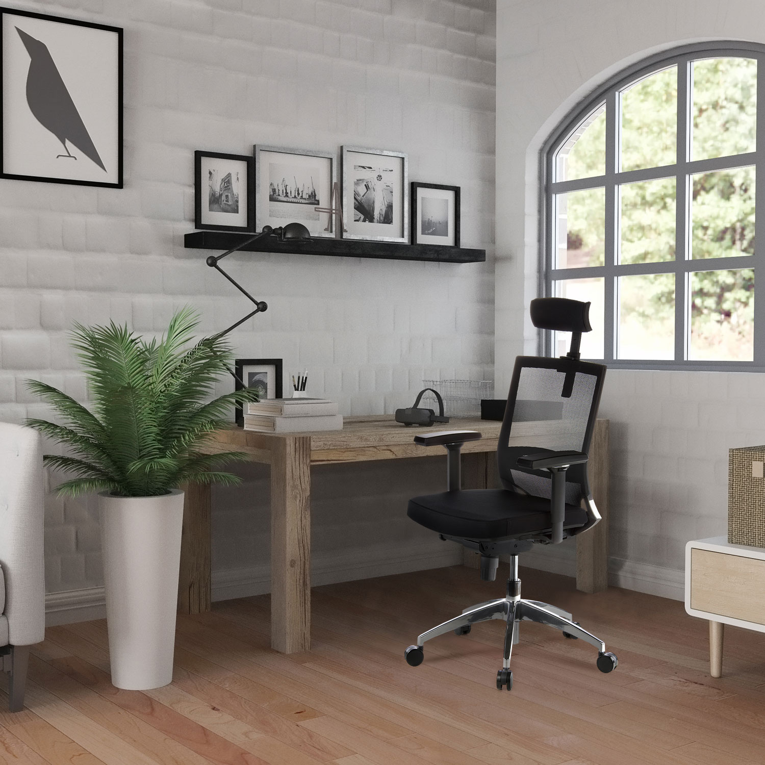 Büro mit schwarzem Netzstuhl, Holzschreibtisch und gerahmtem Bild an der Wand.