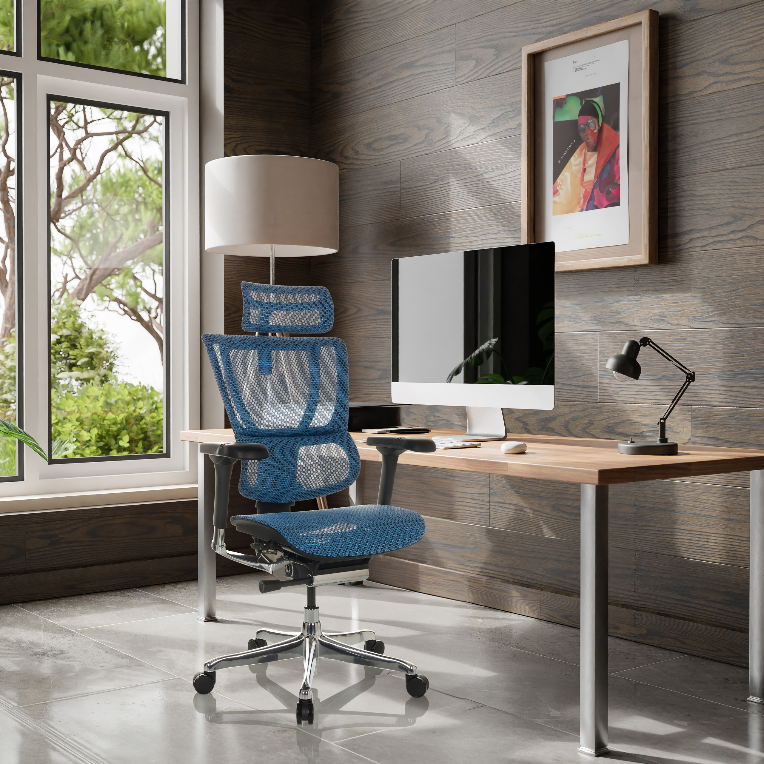 Modernes Büro mit blauem Bürostuhl, Schreibtisch, Lampe und Fenster mit Blick auf einen Garten.