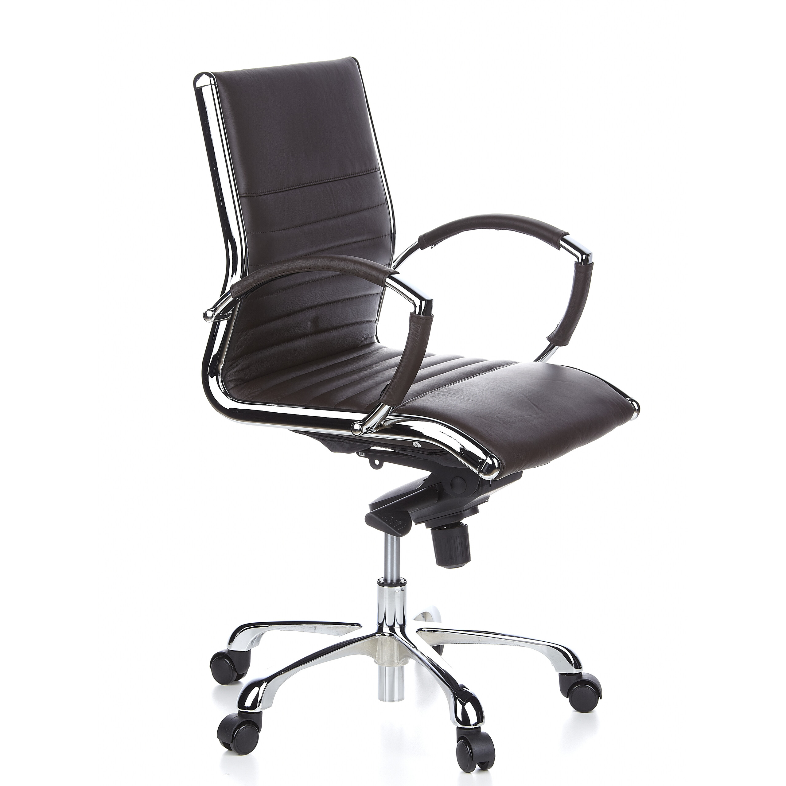 Brauner Leder-Bürostuhl mit Chromarmen und -fuß.