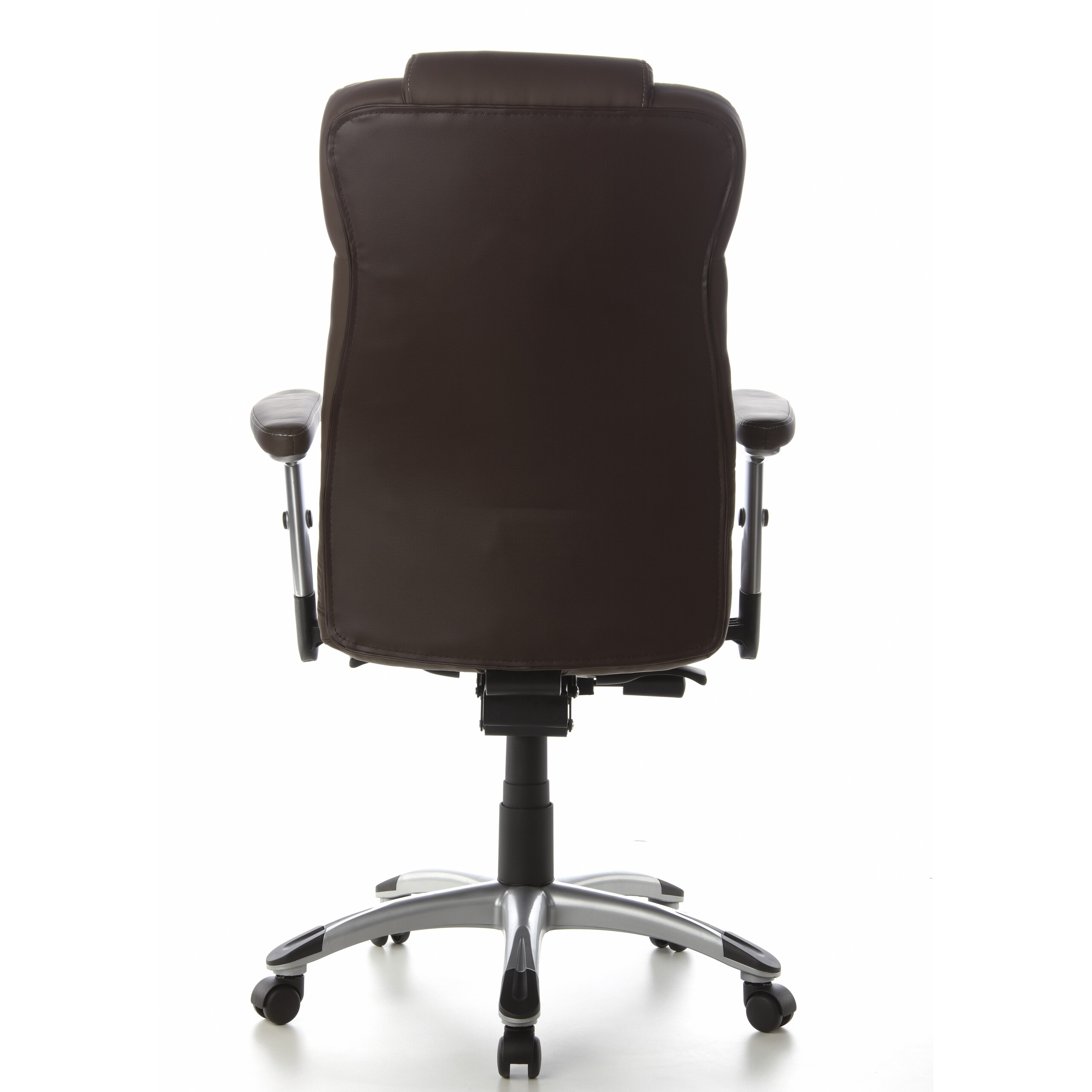 Brauner Leder-Bürostuhl Rückansicht mit silberner Basis und Armlehnen, auf weißem Hintergrund.