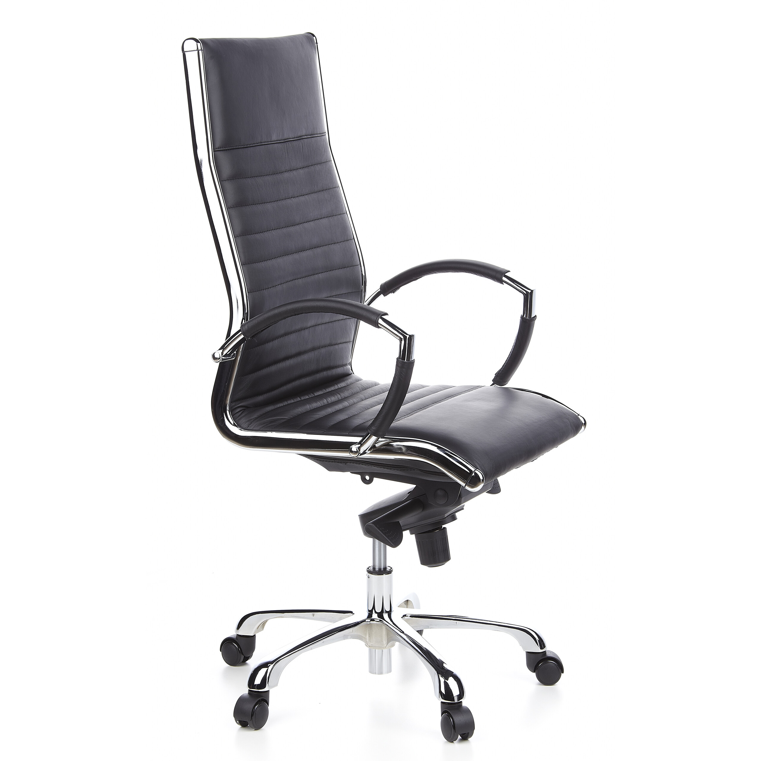 Schwarzer Leder-Bürostuhl mit Chromgestell, auf weißem Hintergrund. Modernes Design.