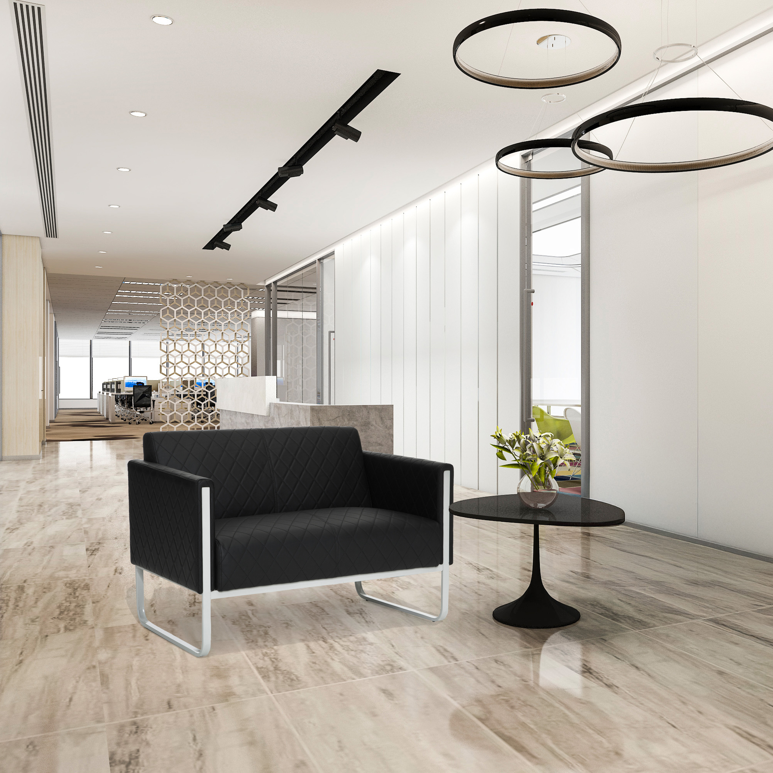 Moderne Bürolobby mit schwarzem Sofa, Couchtisch und Lichtern.