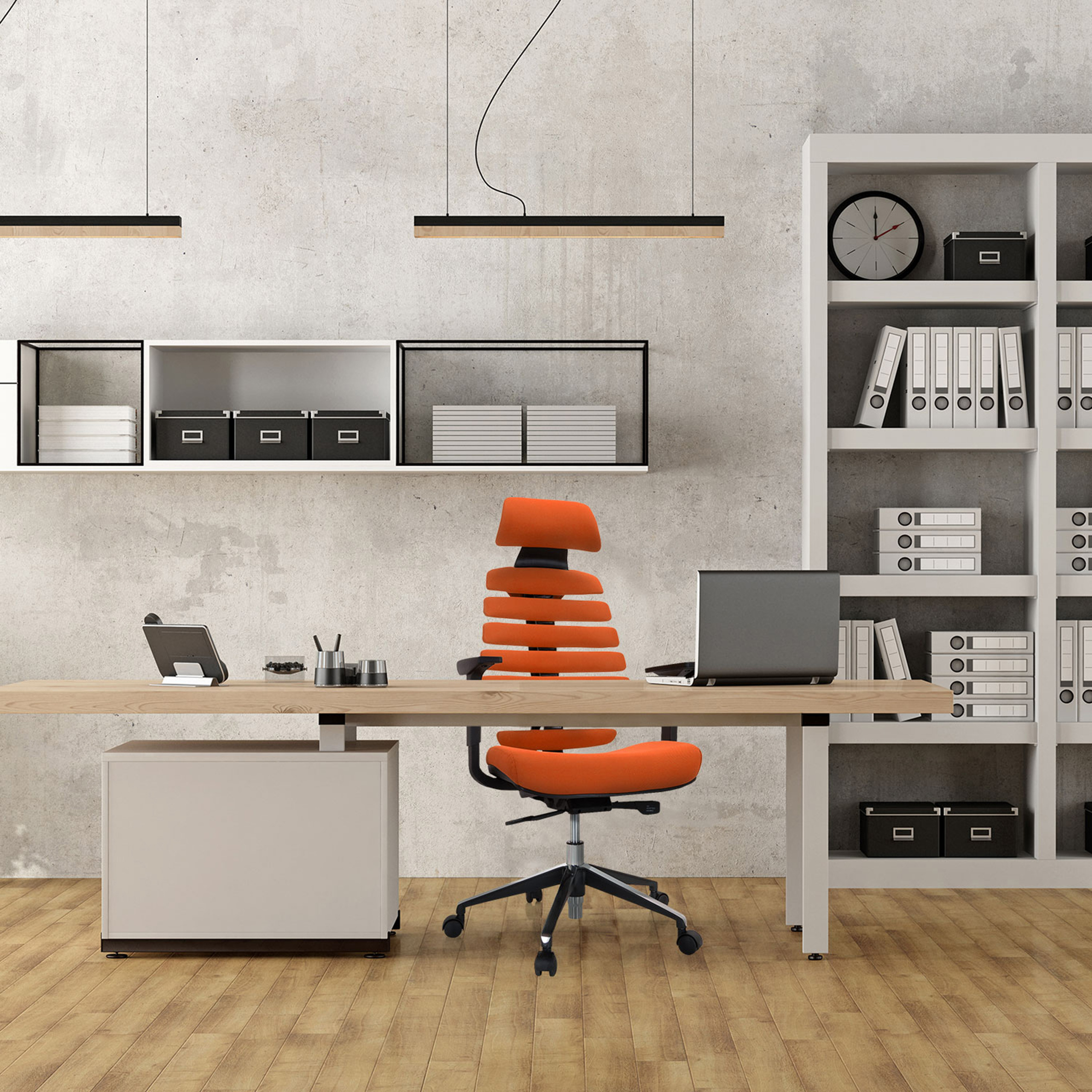 Oranger Bürostuhl an einem Holztisch in einem modernen Büro. Bücherregale und eine Uhr sind sichtbar.