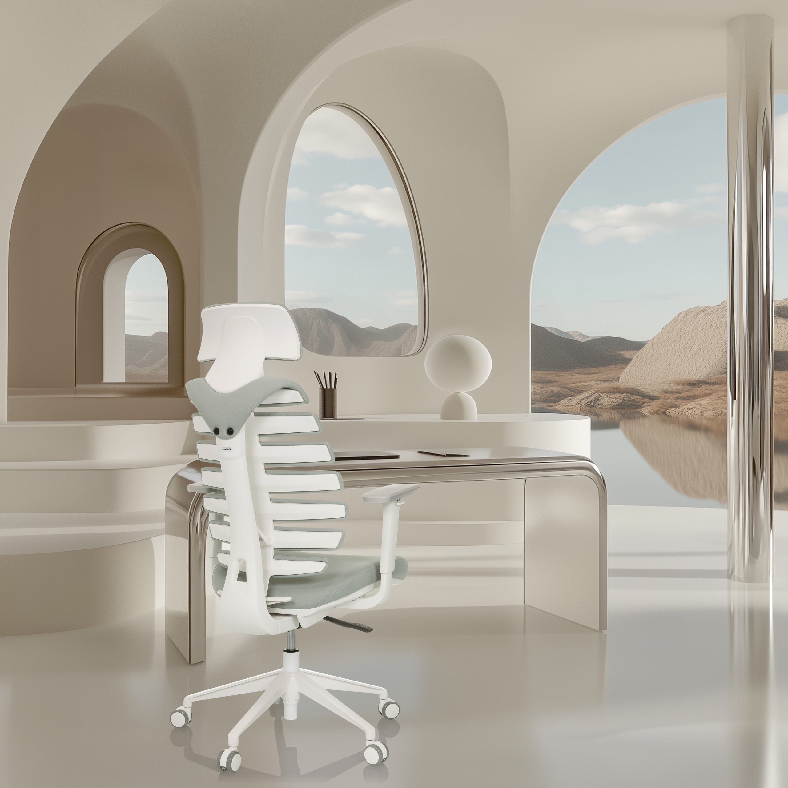 Ein weiß-grauer ergonomischer Bürostuhl steht in einem lichtdurchfluteten Raum.