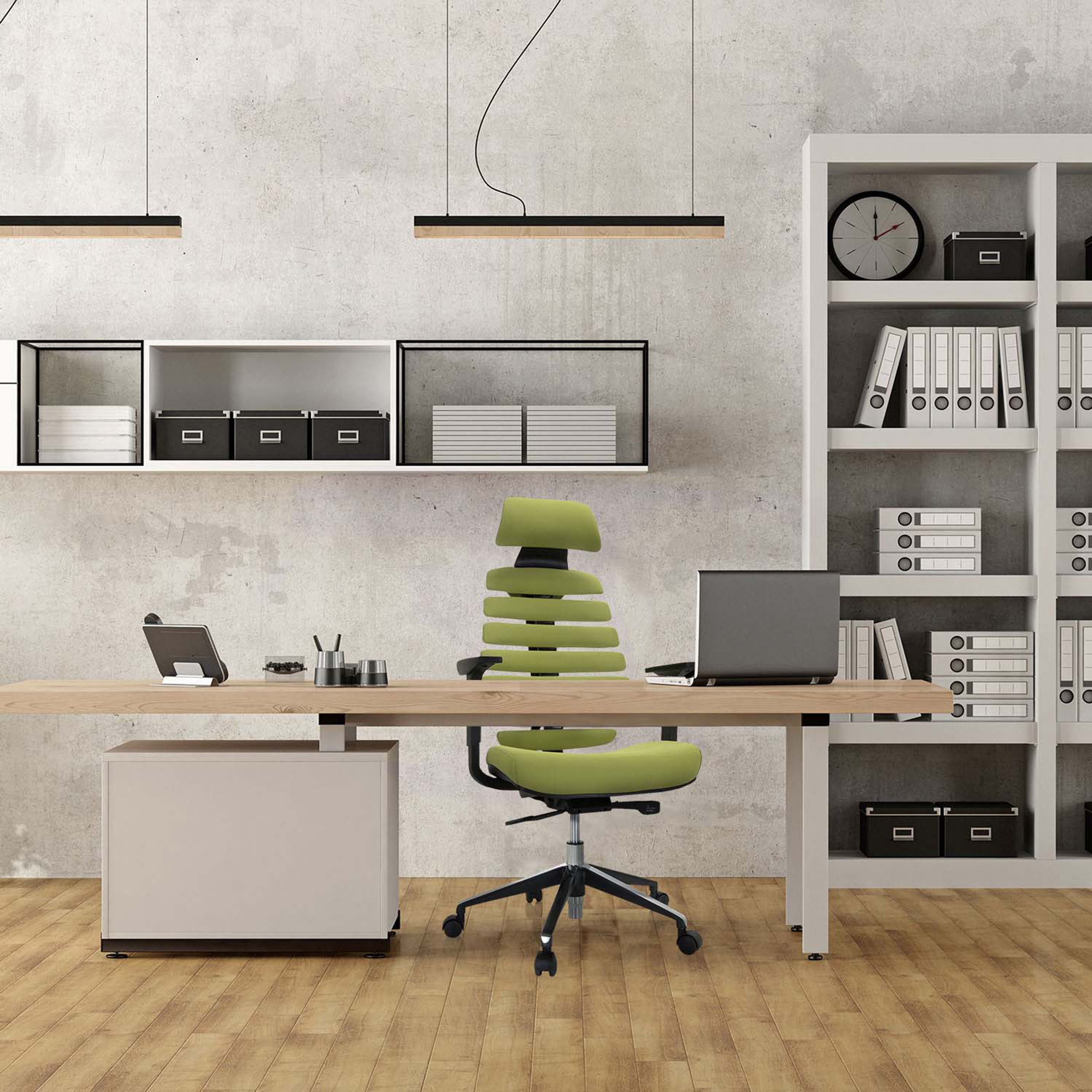Modernes Büro mit grünem Stuhl, Schreibtisch und Regalen, beleuchtet von Hängelampen.