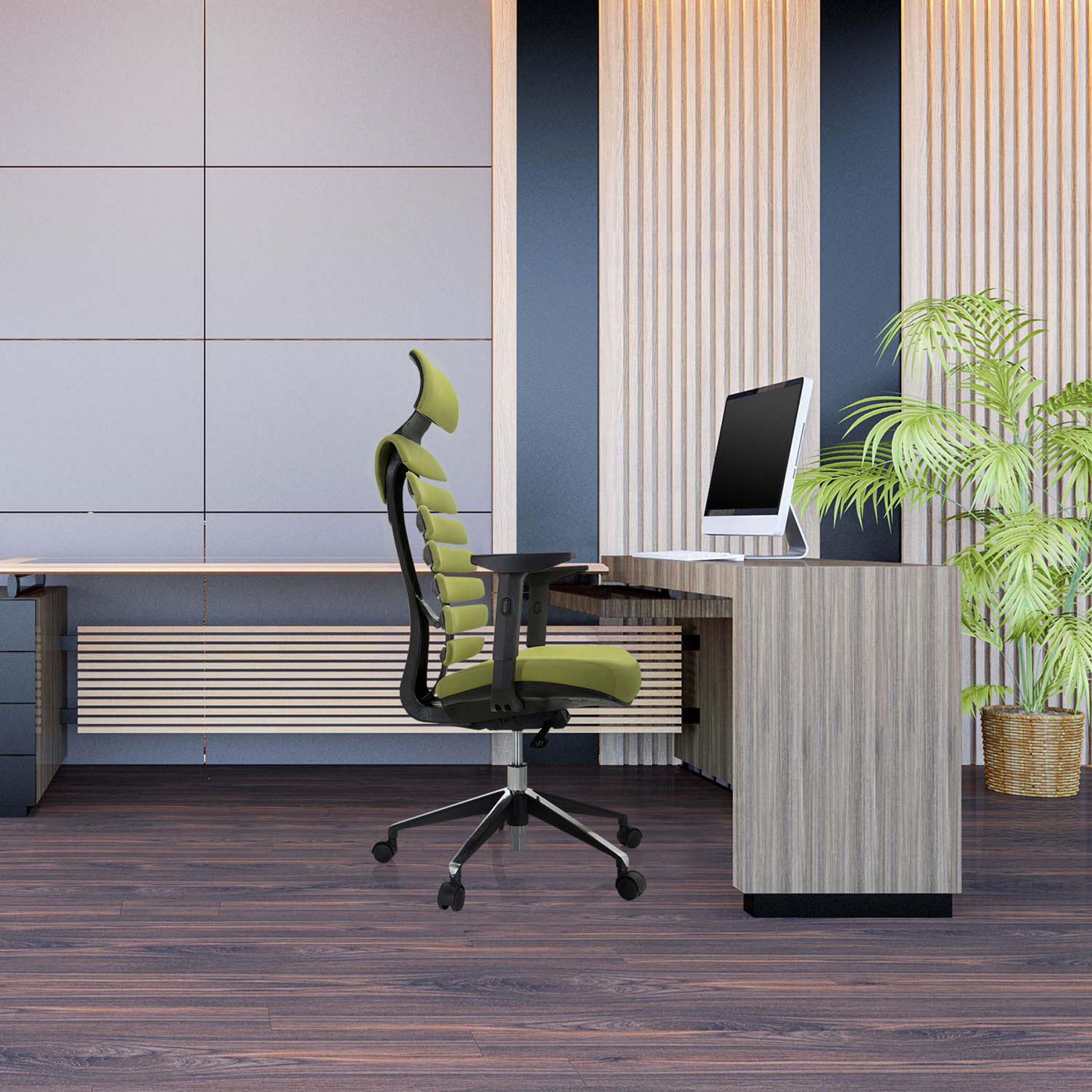 Büroeinrichtung mit grünem Stuhl, Schreibtisch, Computer und Pflanze neben Holzwand.