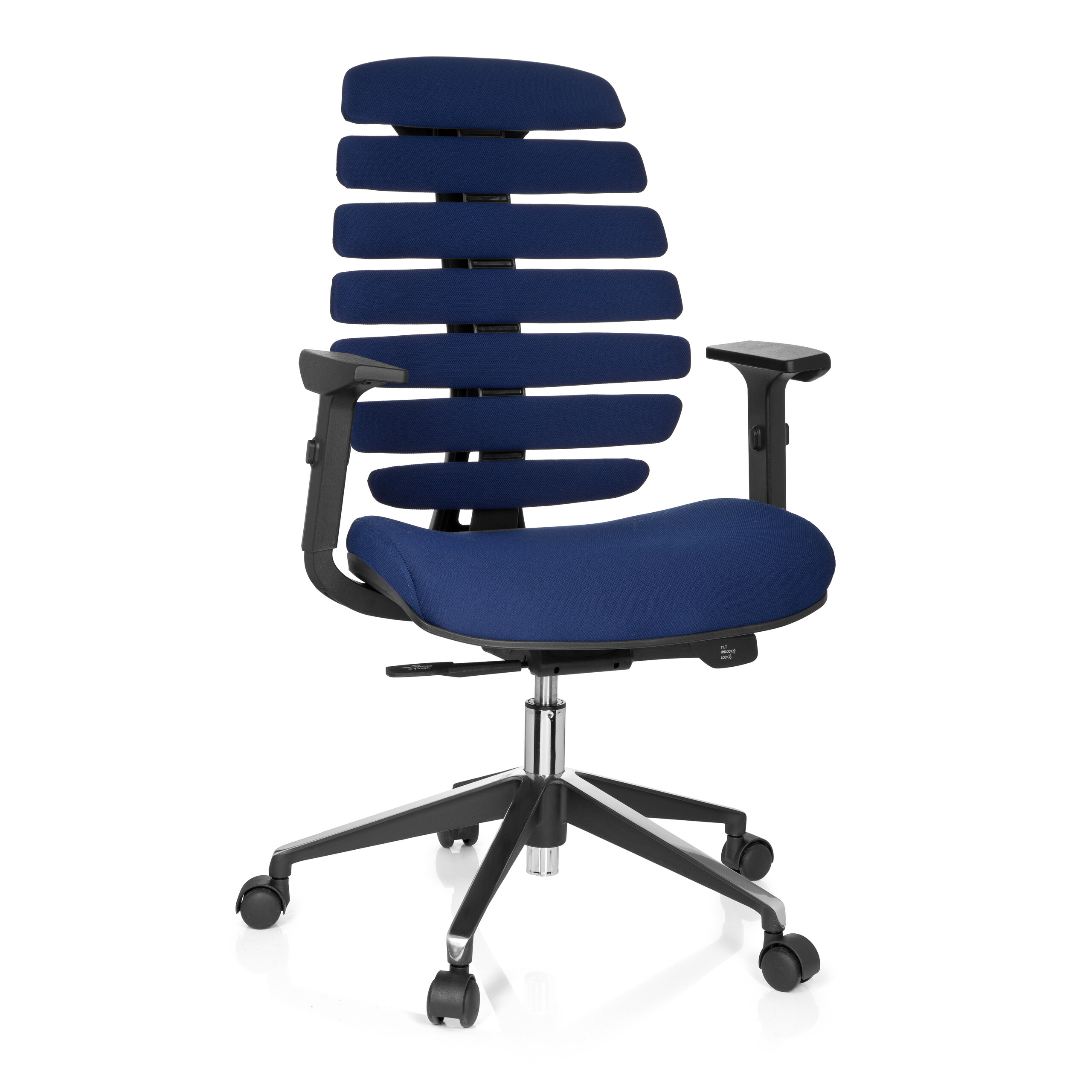 Blauer Bürostuhl mit geripptem Rücken, Armlehnen und Fünf-Rollen-Fuß.