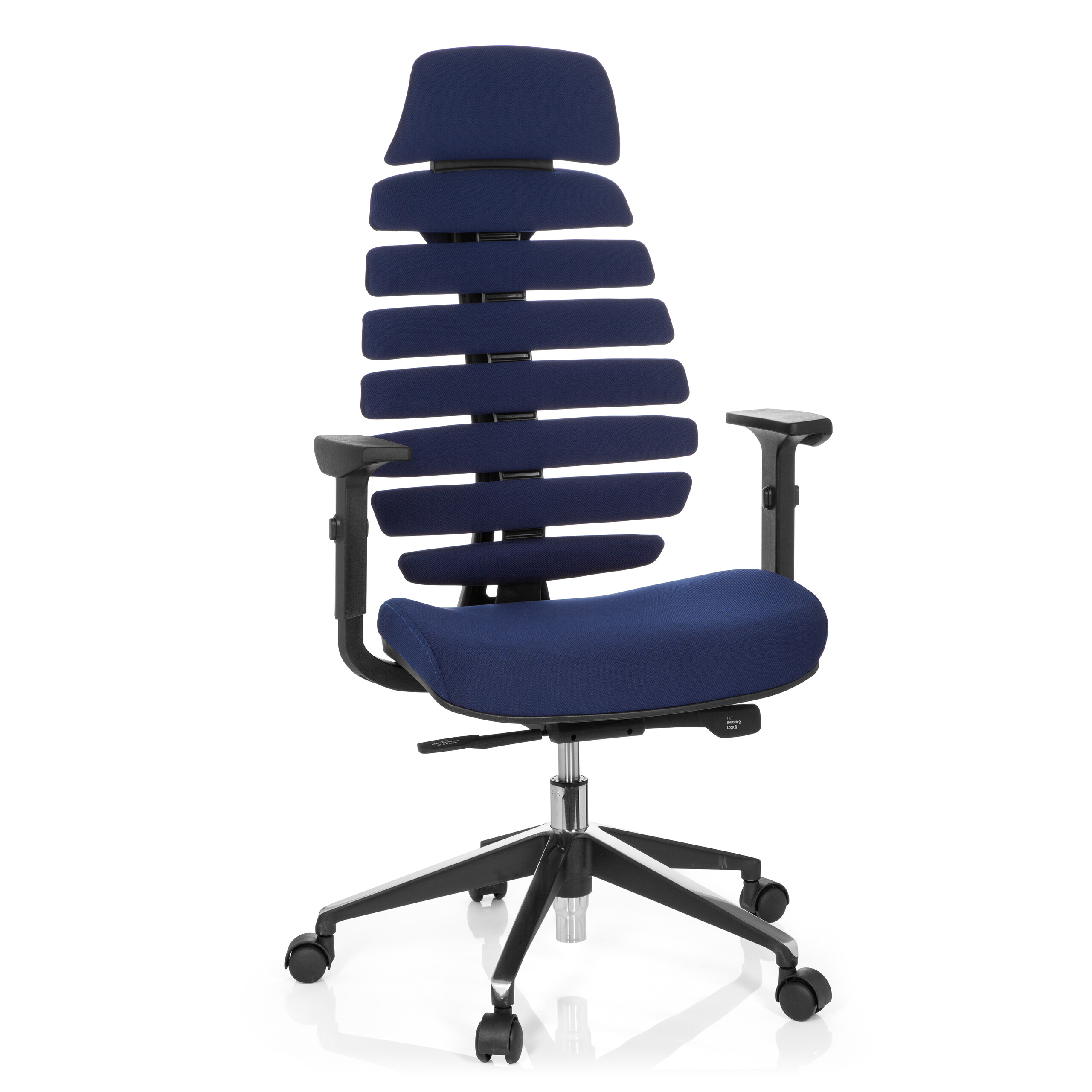 Blauer Bürostuhl mit horizontalen Rückenleisten auf weißem Hintergrund.