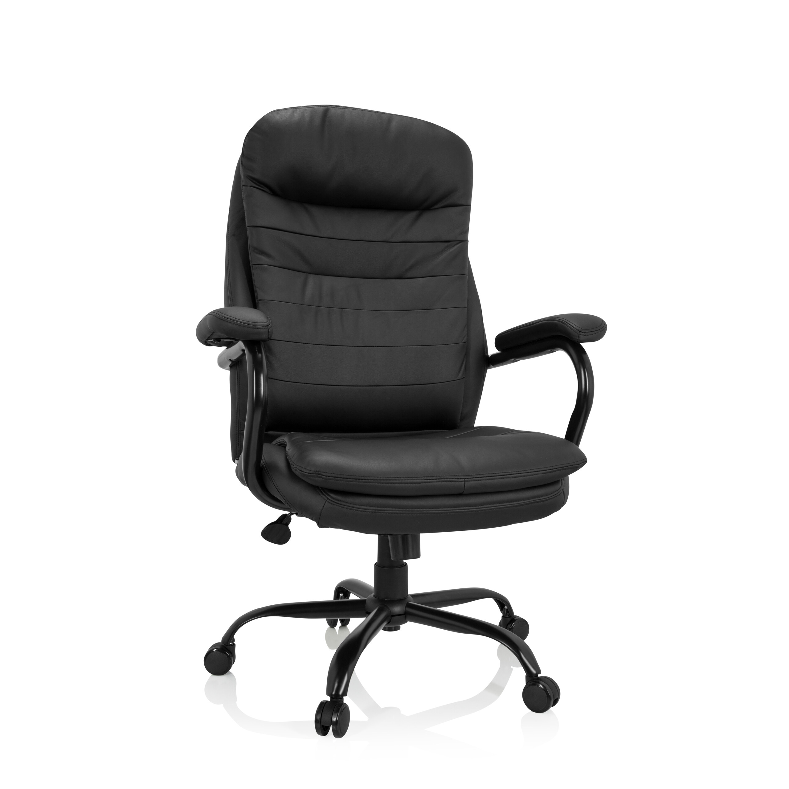 Schwarzer Leder-Bürostuhl mit Armlehnen, schwarzem Gestell und Rollen, weißer Hintergrund.