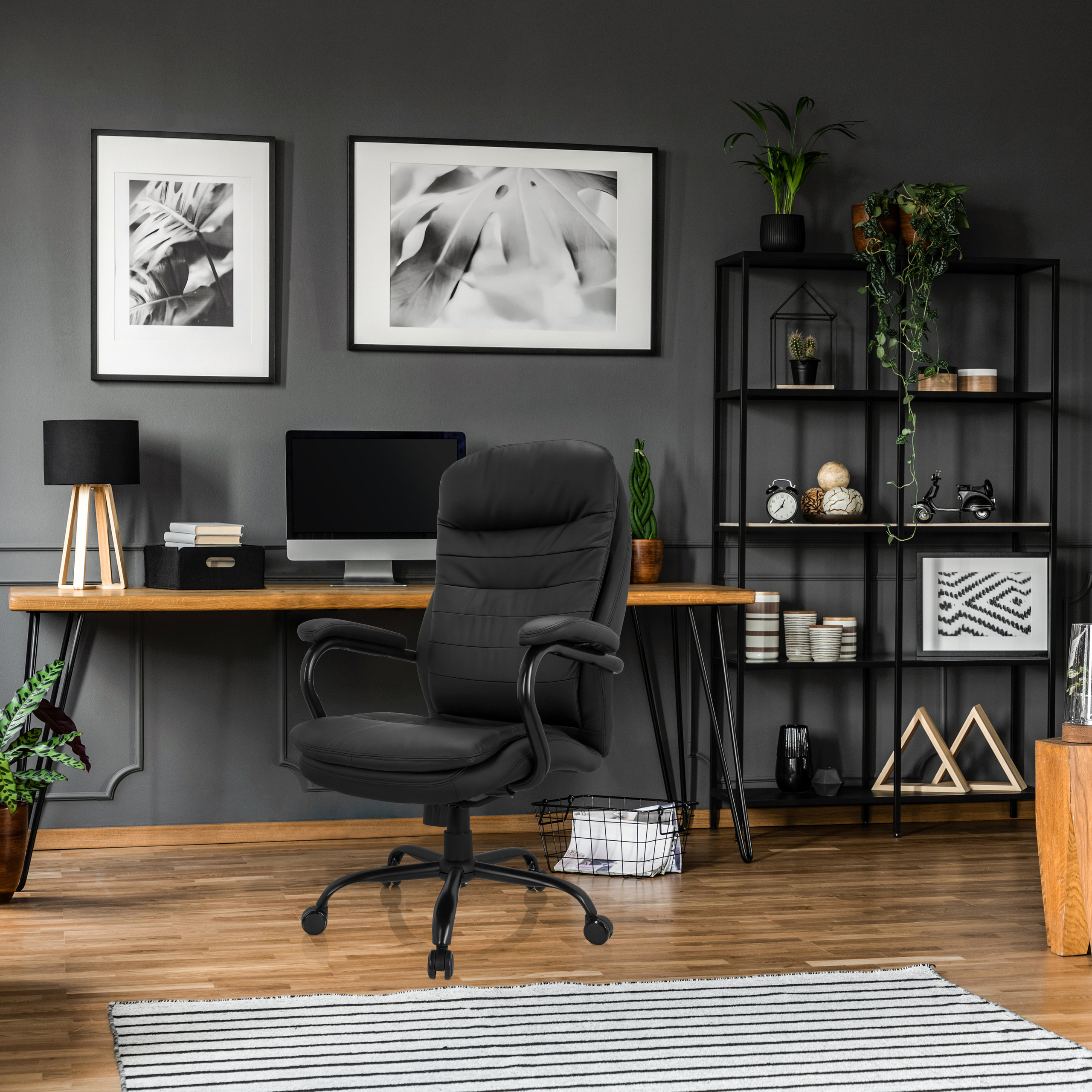 Ein schwarzer Bürostuhl in einem modernen Büro mit Holzschreibtisch und schwarzer Wand.