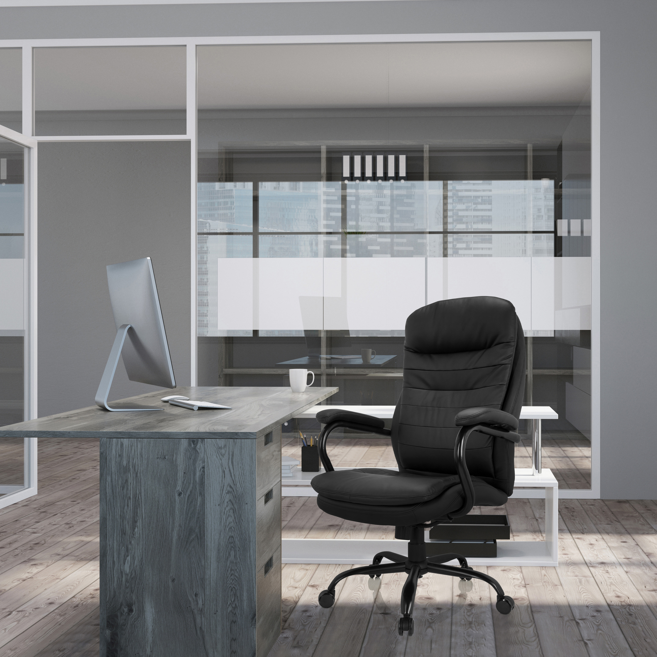 Büro mit Schreibtisch, Computer und schwarzem Ledersessel. Glaswände und Holzböden sind sichtbar.