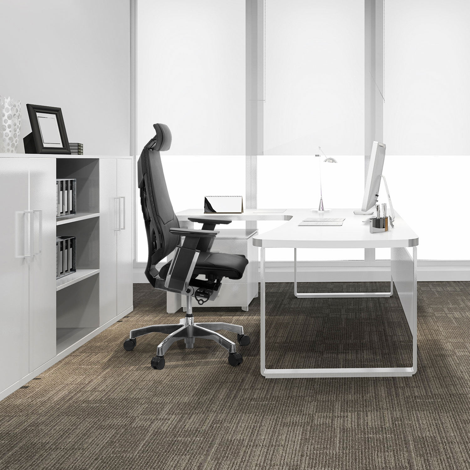 Büro mit weißem Schreibtisch und Regalen. Schwarzer Stuhl steht in der Mitte.