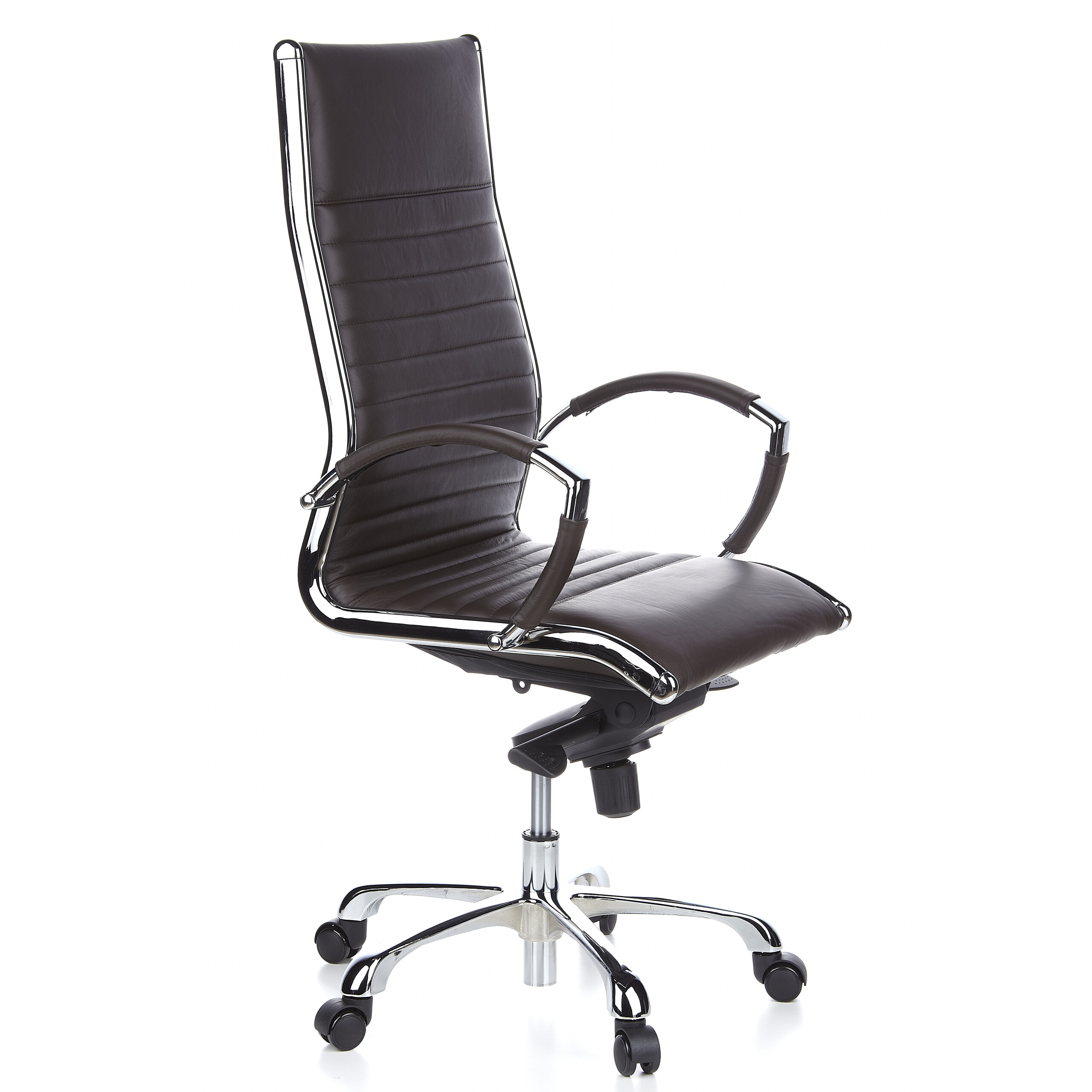 Brauner Bürostuhl aus Leder mit Chromakzenten, hohem Rücken und Armlehnen, freigestellt.