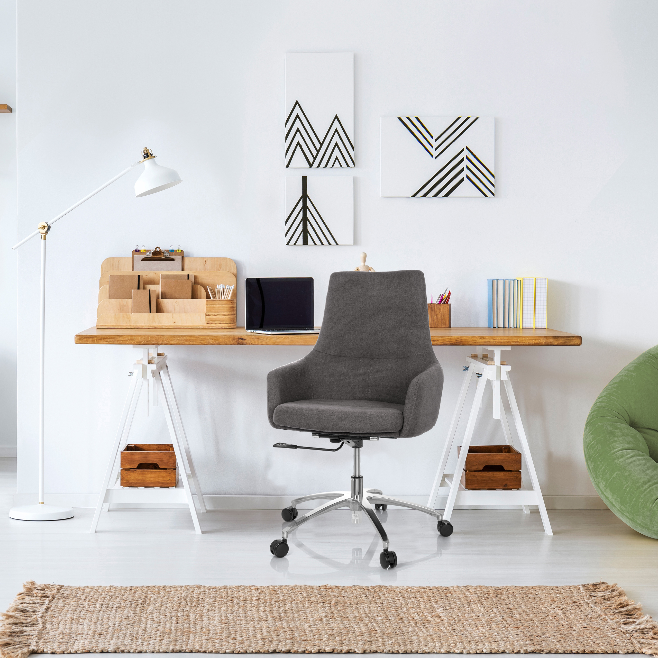 Modernes Büro mit Stuhl, Schreibtisch, Laptop und Kaktus auf weißem Grund.