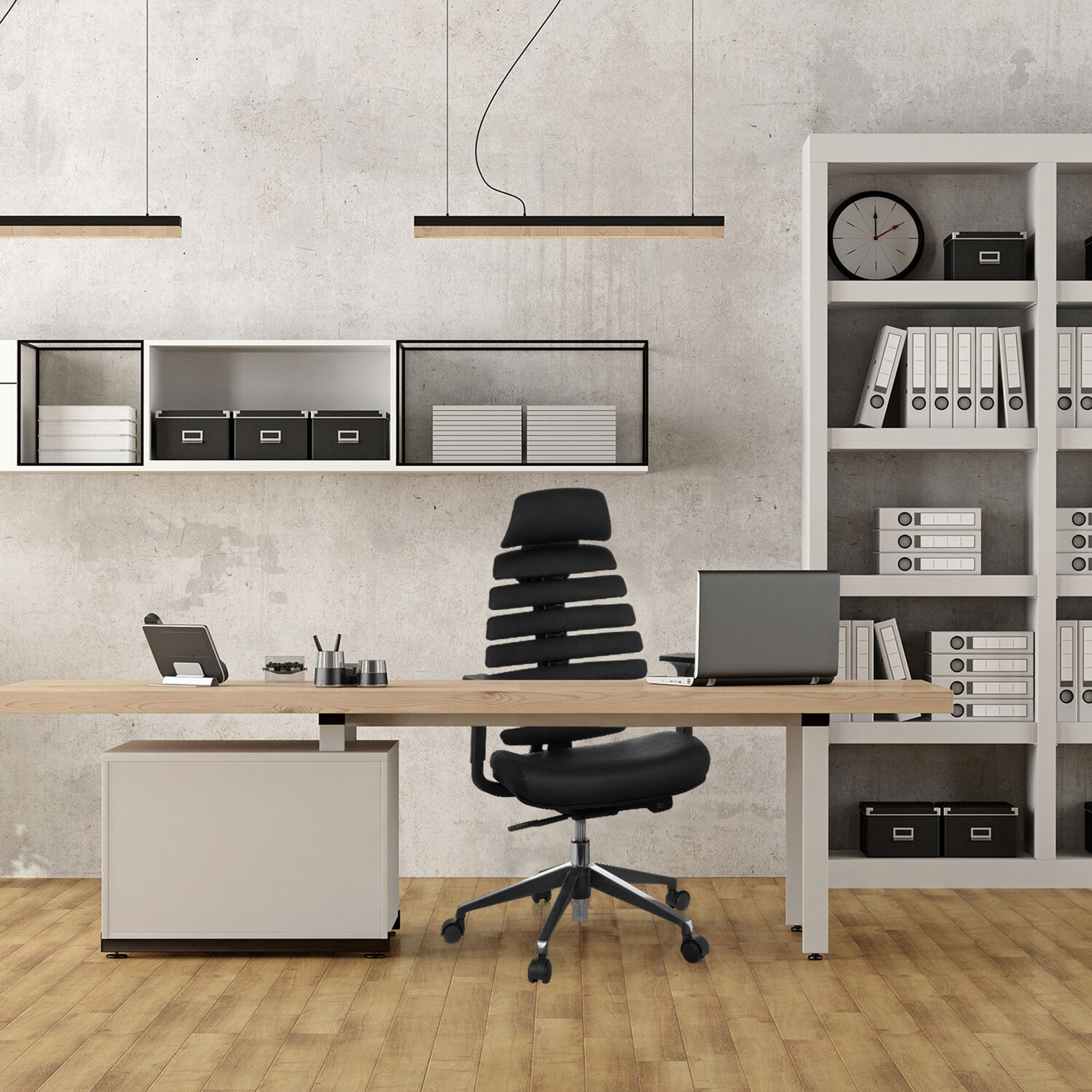 Büro mit schwarzem Stuhl, Holzschreibtisch, Regalen und Laptop.
