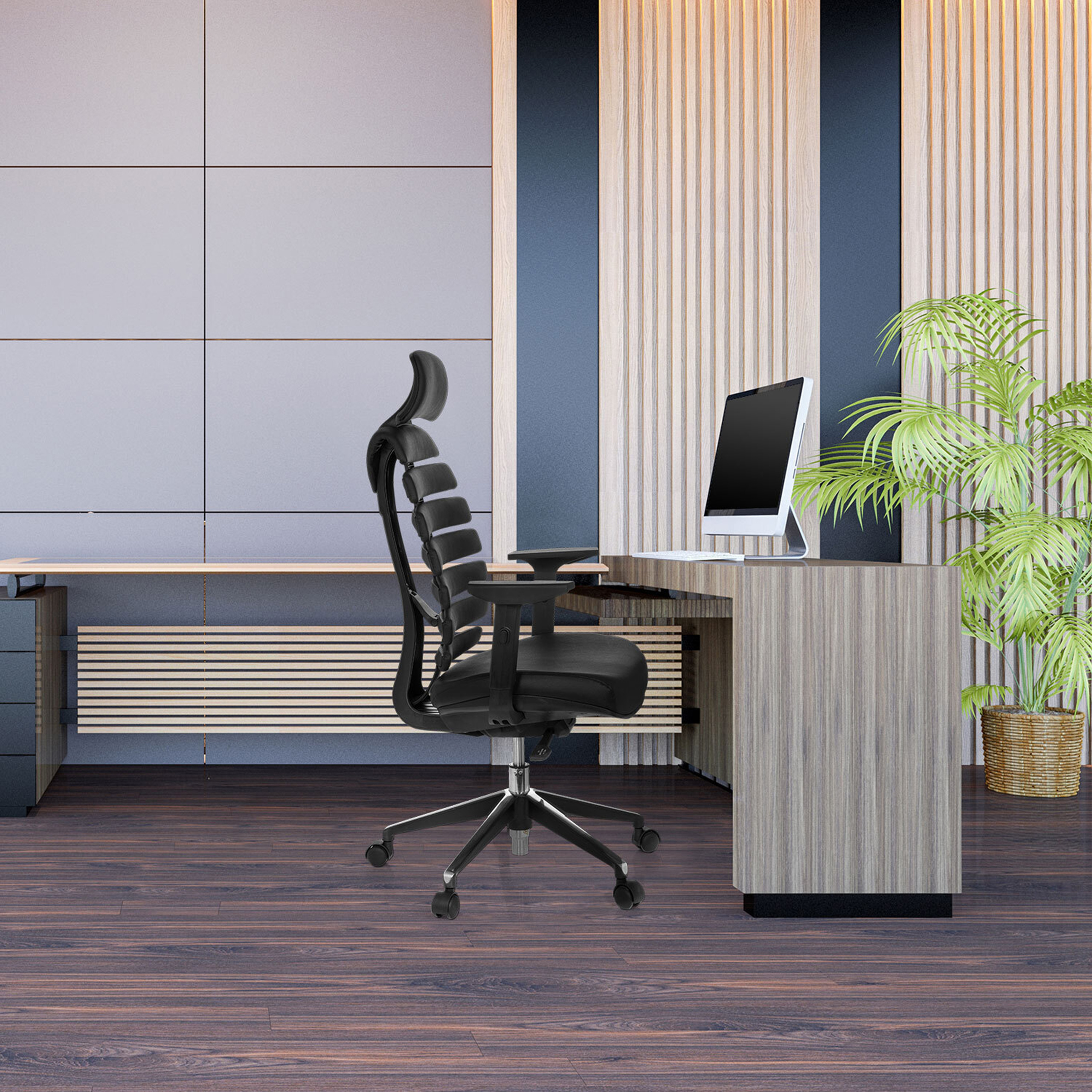 Büro mit schwarzem Bürostuhl, Holztisch und Computer auf dem Tisch.