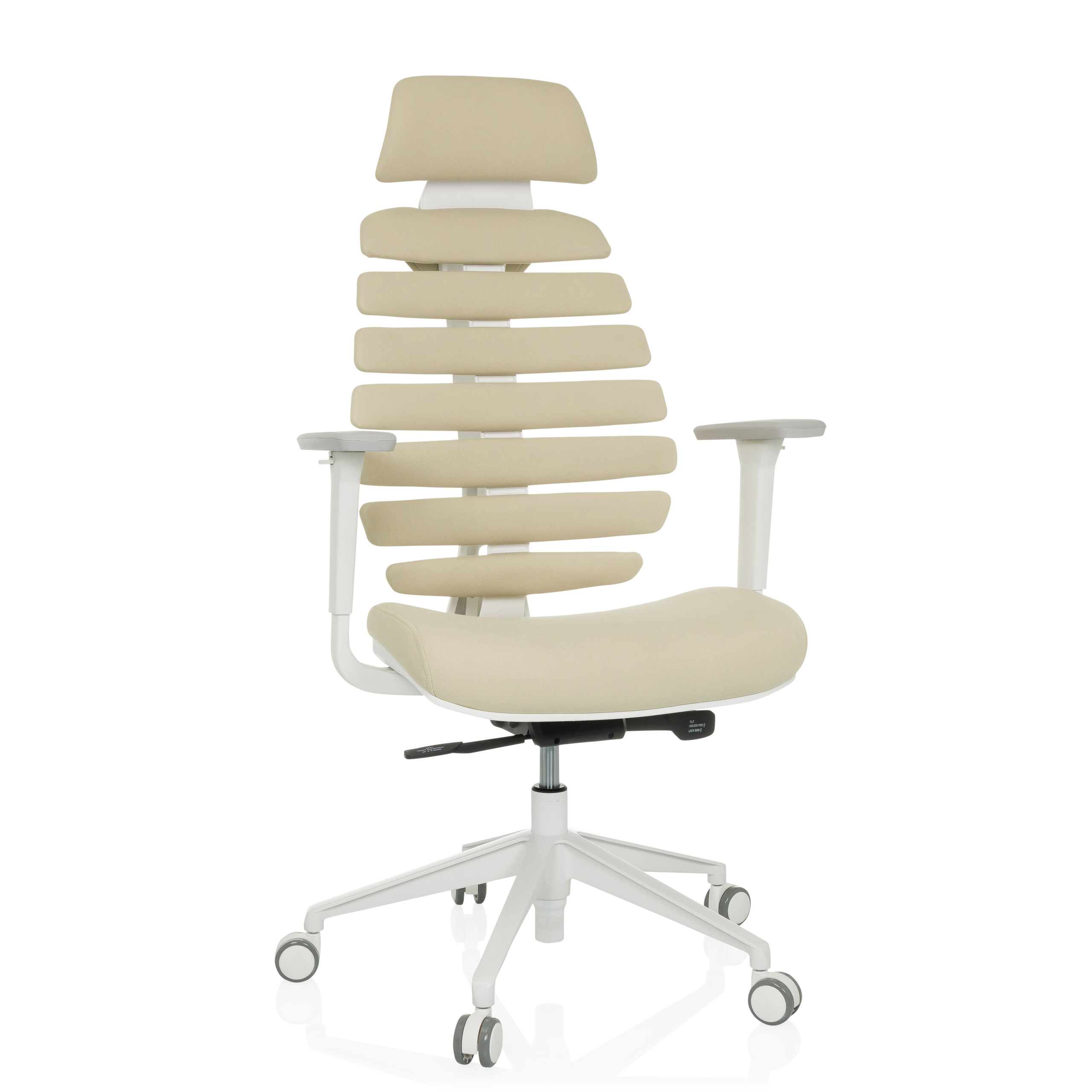 Weißer und beiger Bürostuhl mit einzigartigem Design. Weißer Hintergrund.